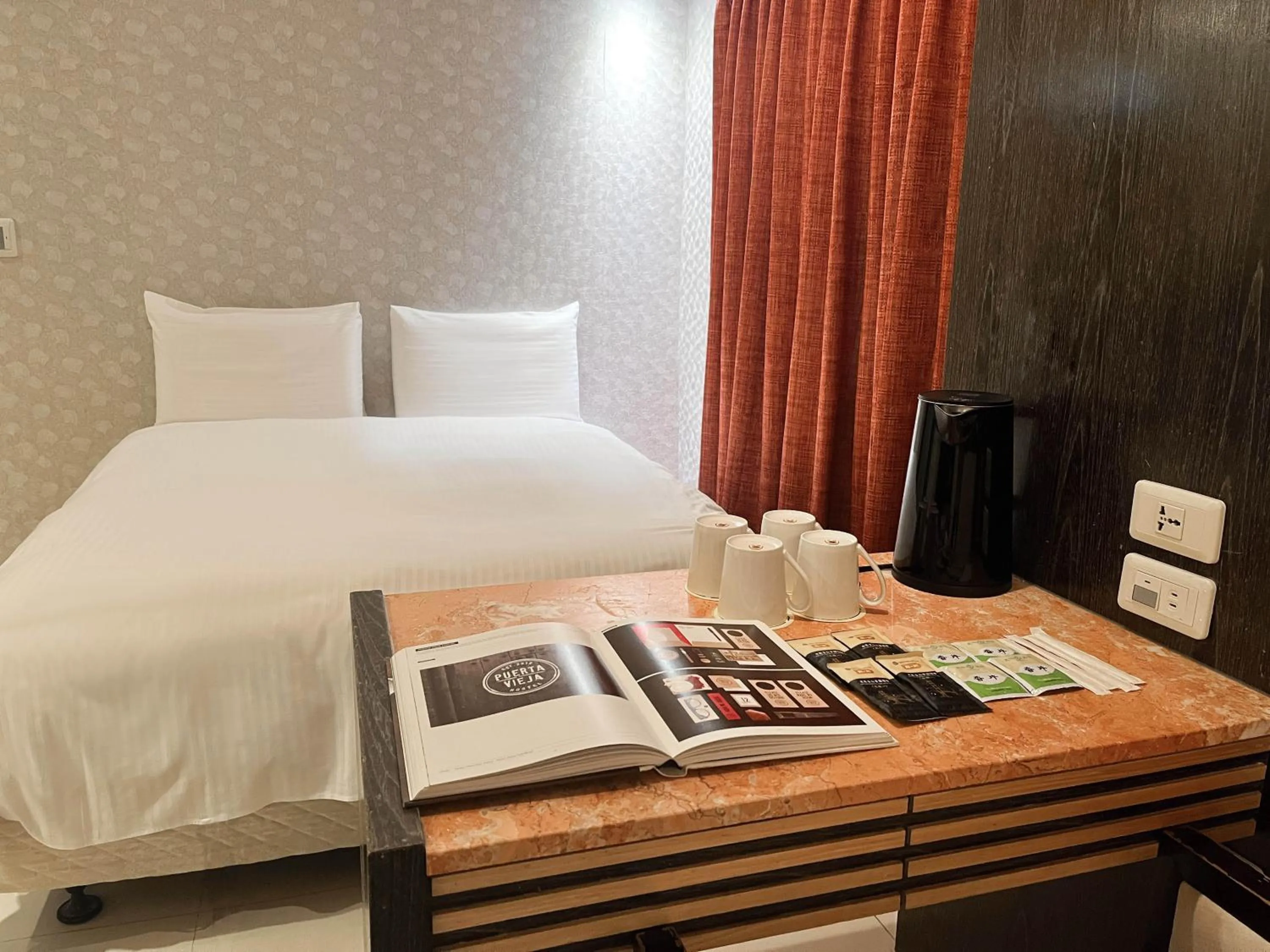 Photo of the whole room, Bed in Guide Hotel Taipei Xinyi