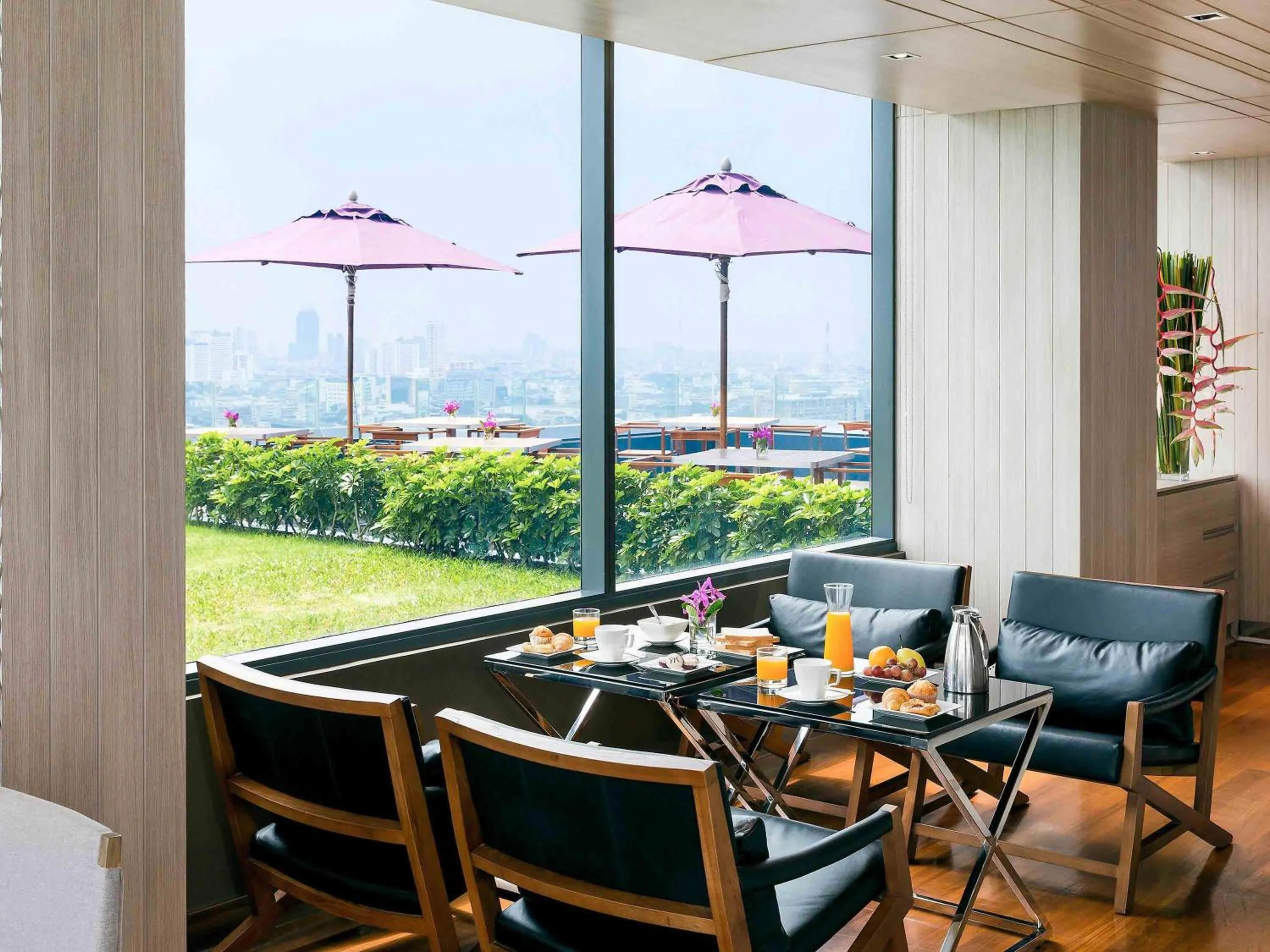 Lounge or bar in Mercure Bangkok Siam