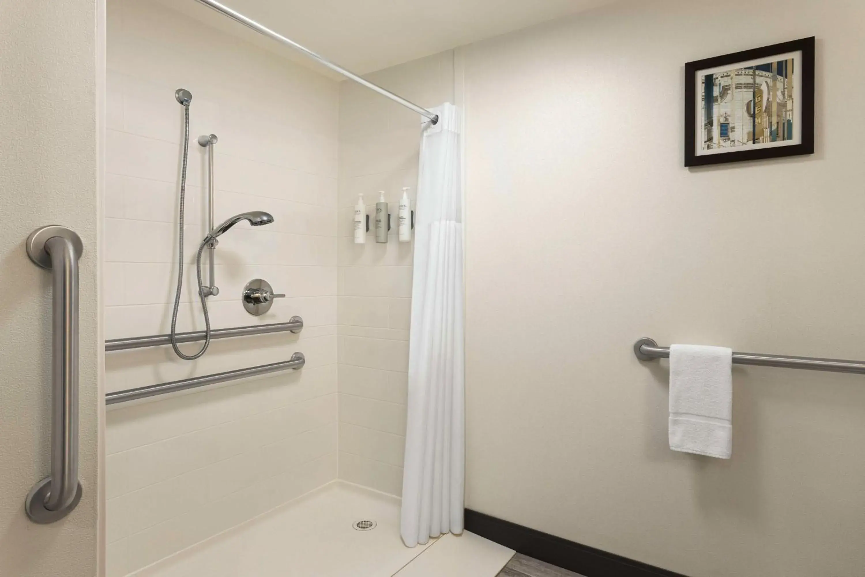 Queen Room with Roll-In Shower - Mobility Access/Non-Smoking in Hampton Inn Kansas City - Airport Queen Room with Roll-In Shower - Mobility Access/Non-Smoking in Hampton Inn Kansas City - Airport