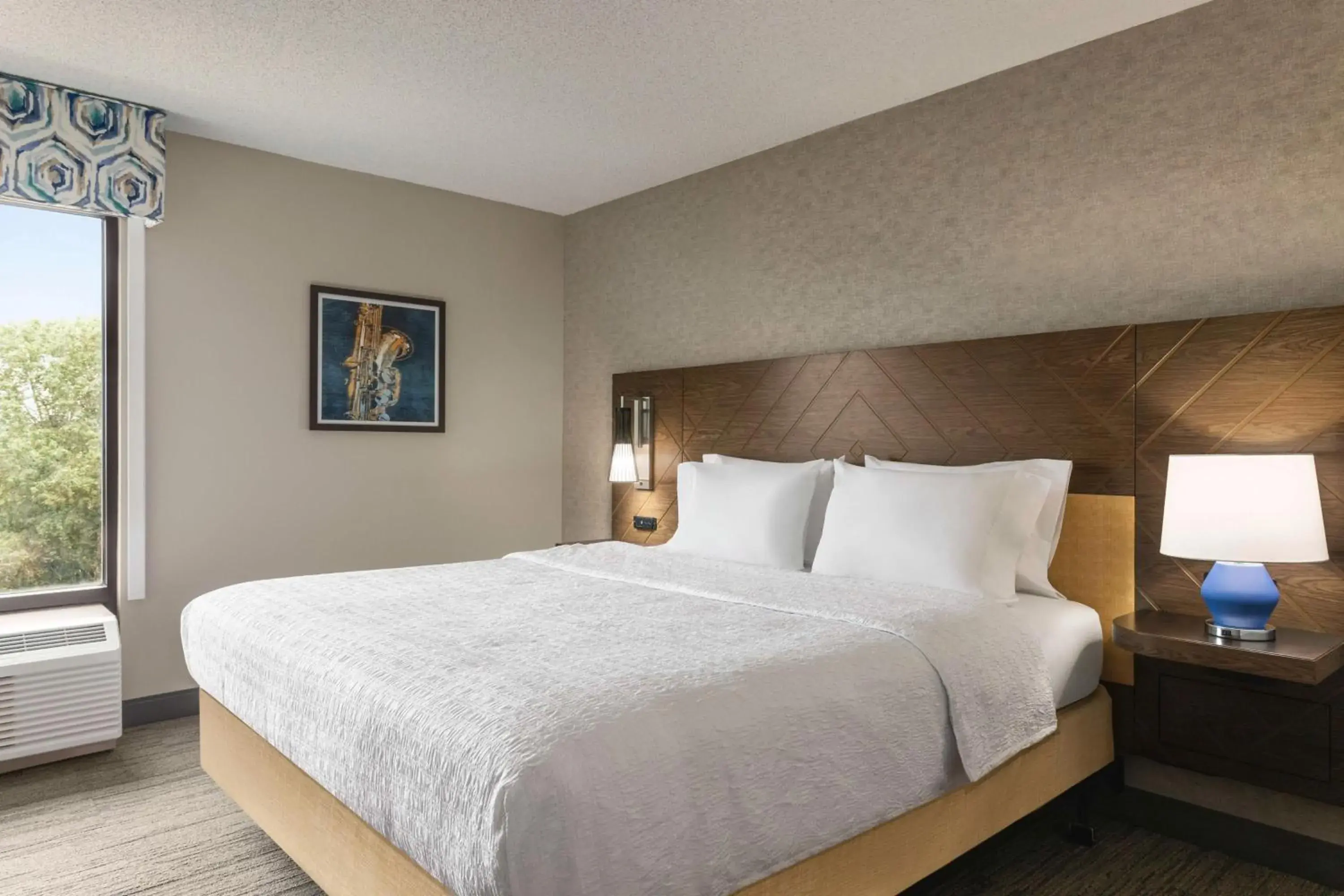 King Room with Sofa Bed - Hearing Accessible in Hampton Inn Kansas City - Airport King Room with Sofa Bed - Hearing Accessible in Hampton Inn Kansas City - Airport