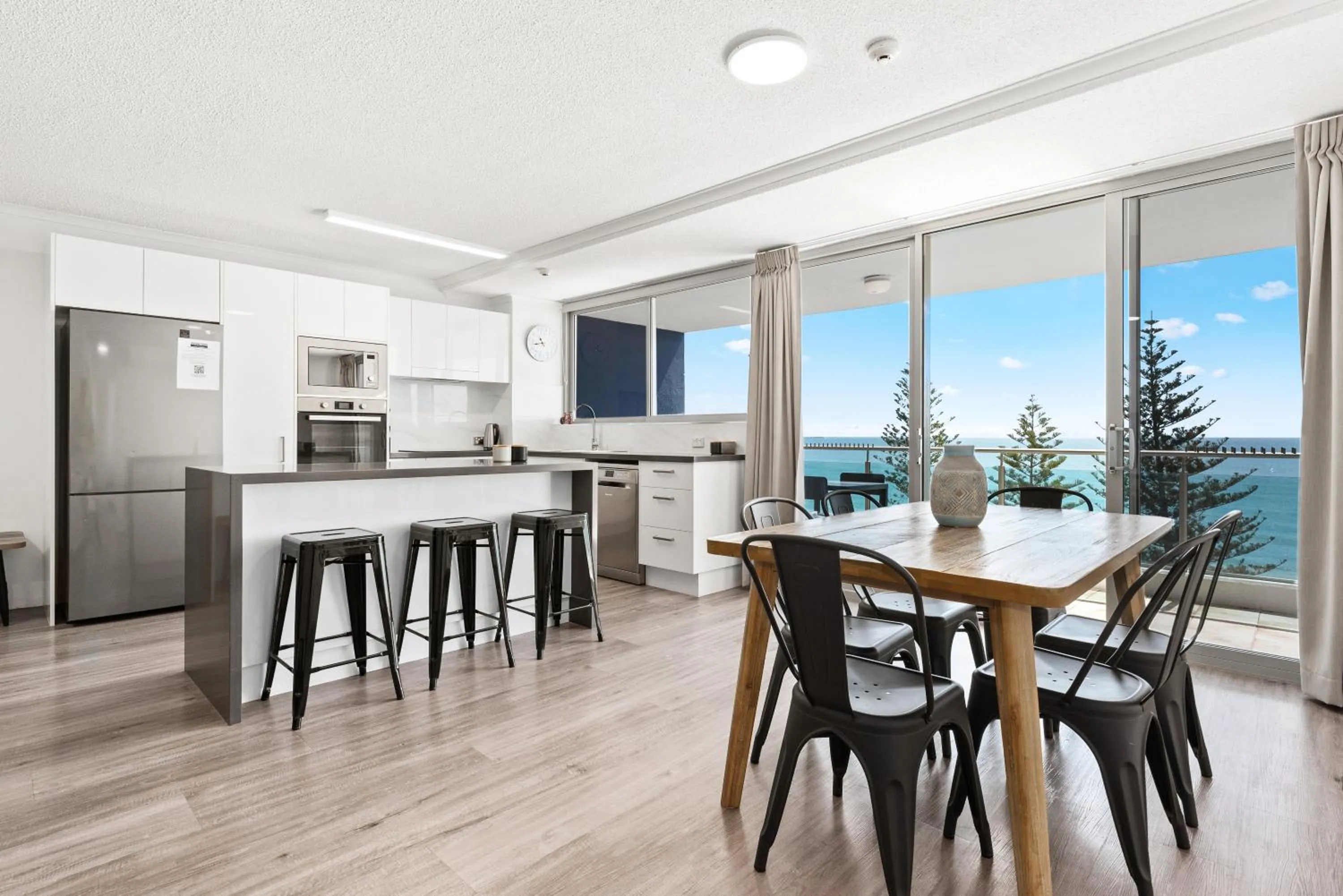Kitchen or kitchenette in Northwind Beachfront Apartments
