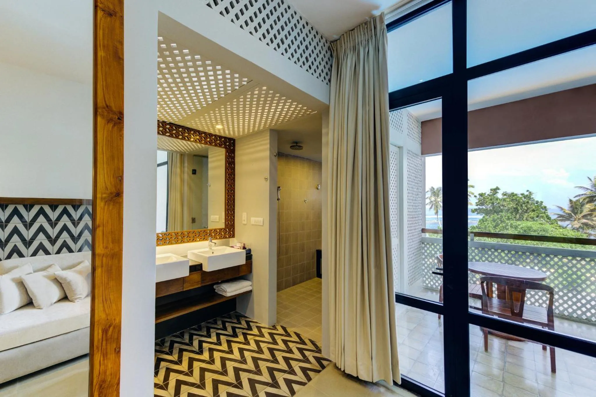 Bathroom, Bed in Cinnamon Bey Beruwala