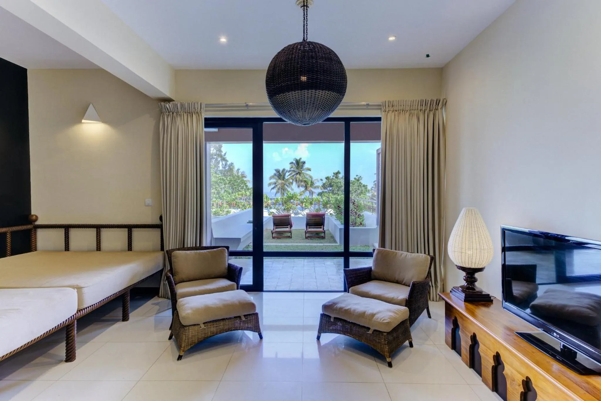 Photo of the whole room, Bed in Cinnamon Bey Beruwala