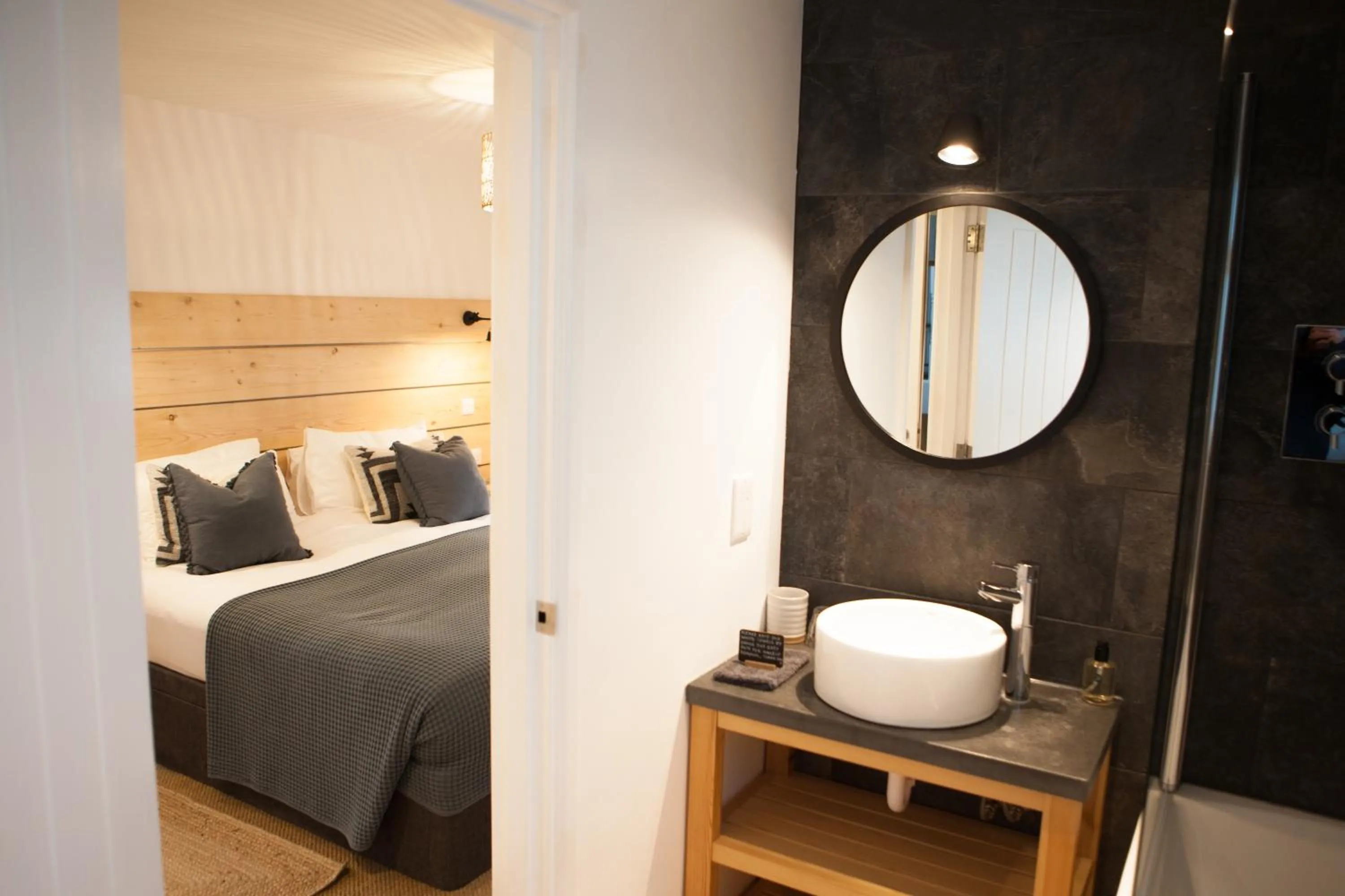 Bathroom, Bed in The Victoria