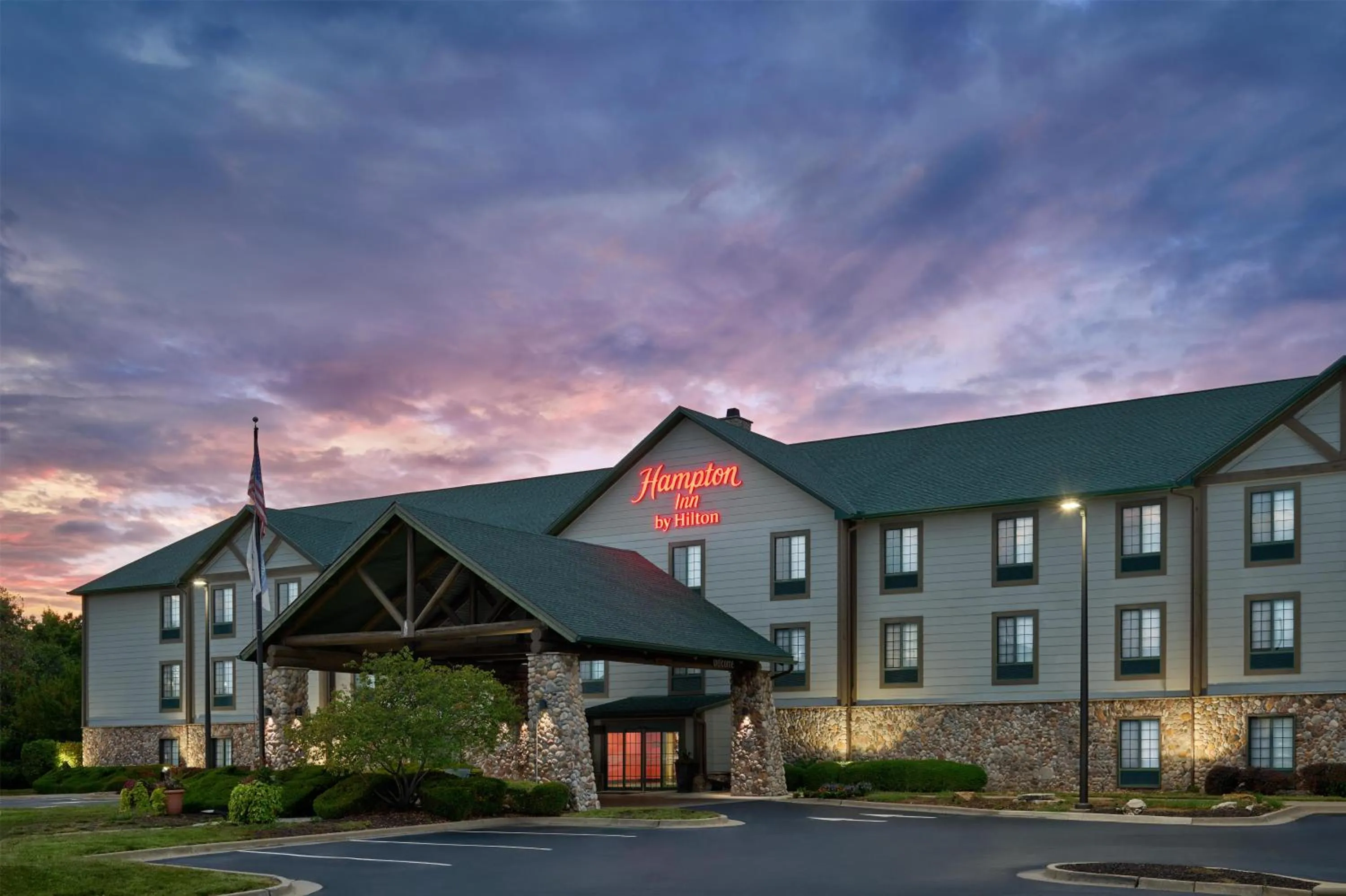 Property building in Hampton Inn Kansas City The Legends