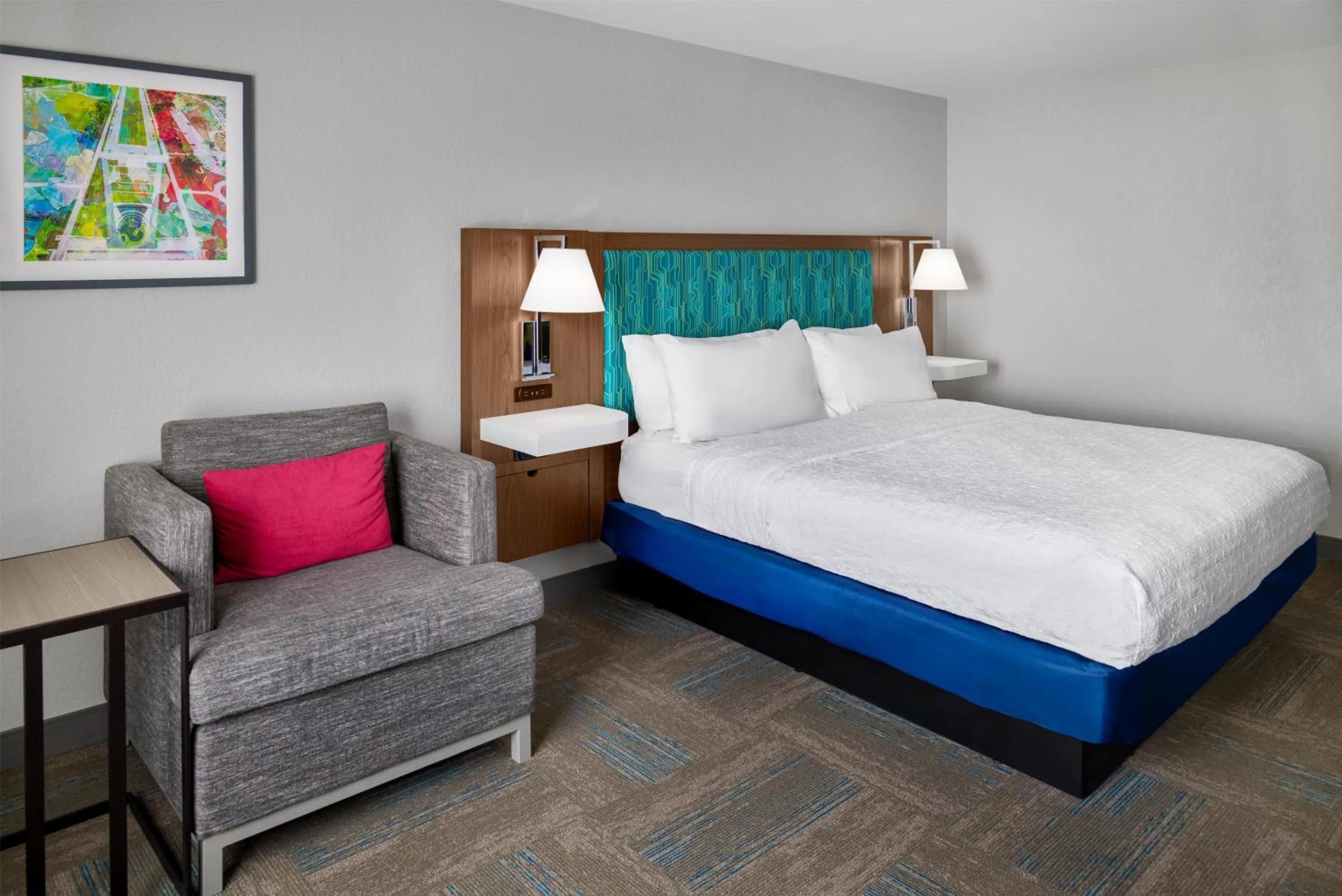 Bed in Hampton Inn Kansas City The Legends