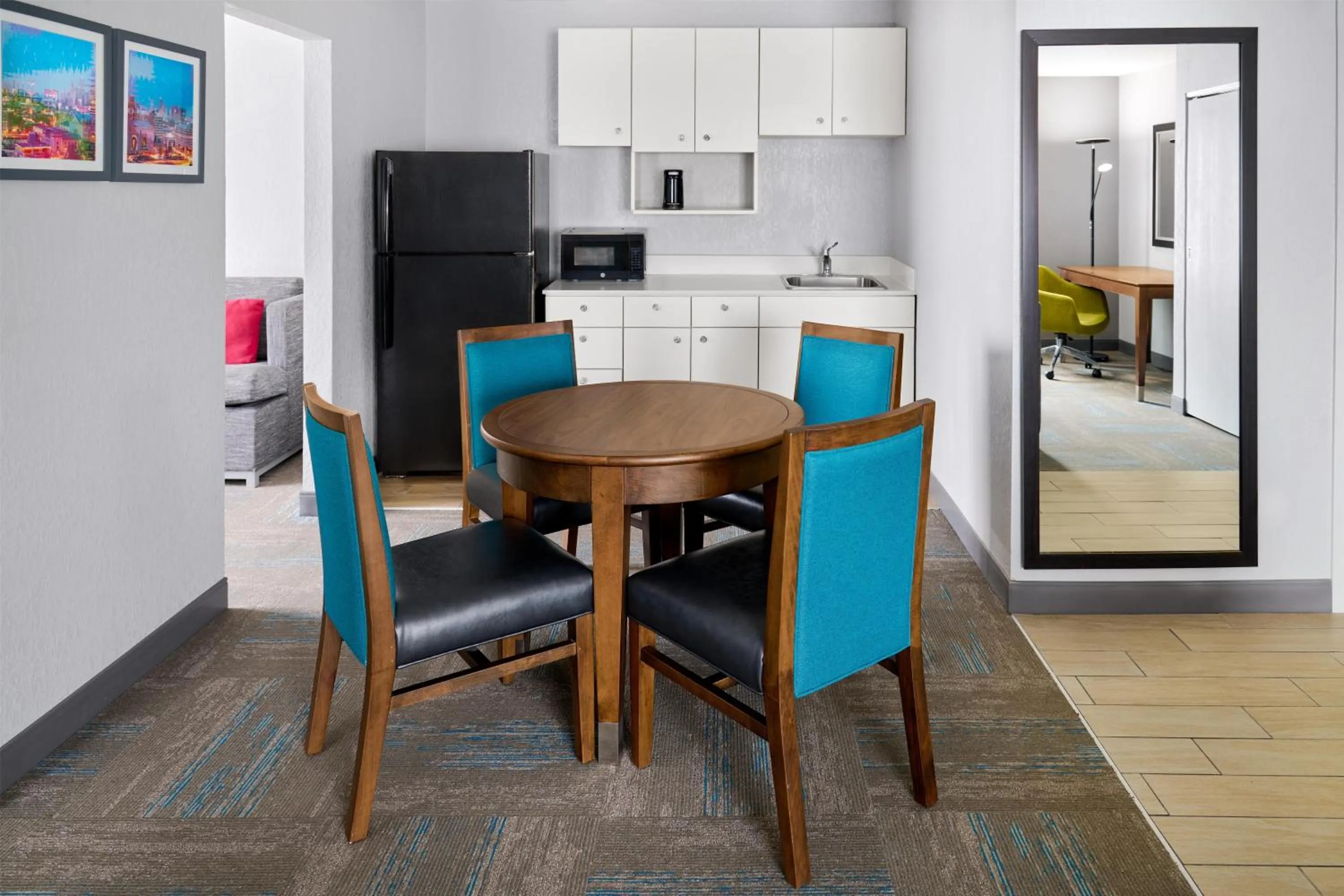 Kitchen or kitchenette in Hampton Inn Kansas City The Legends