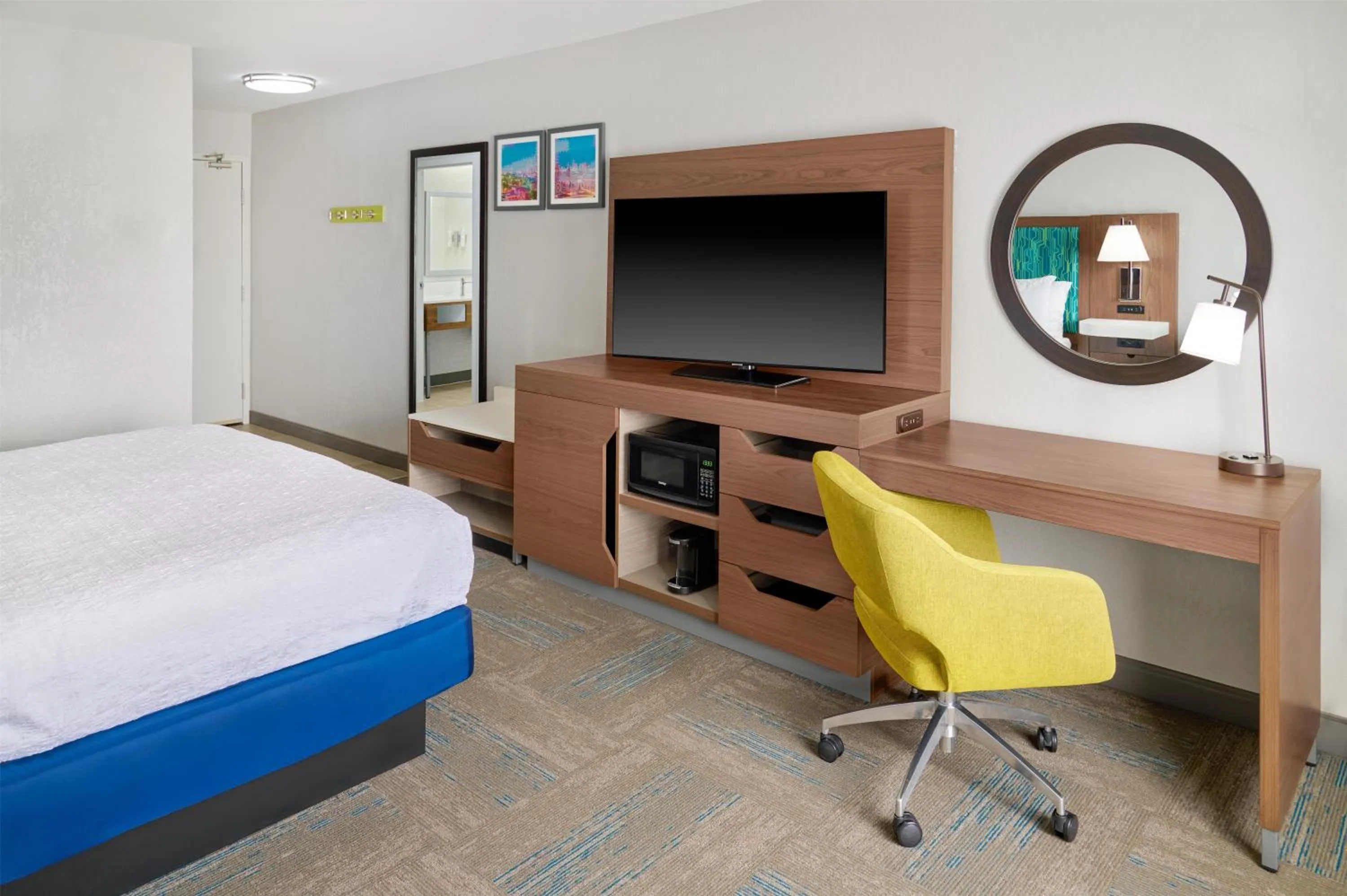 Bedroom, Bed in Hampton Inn Kansas City The Legends