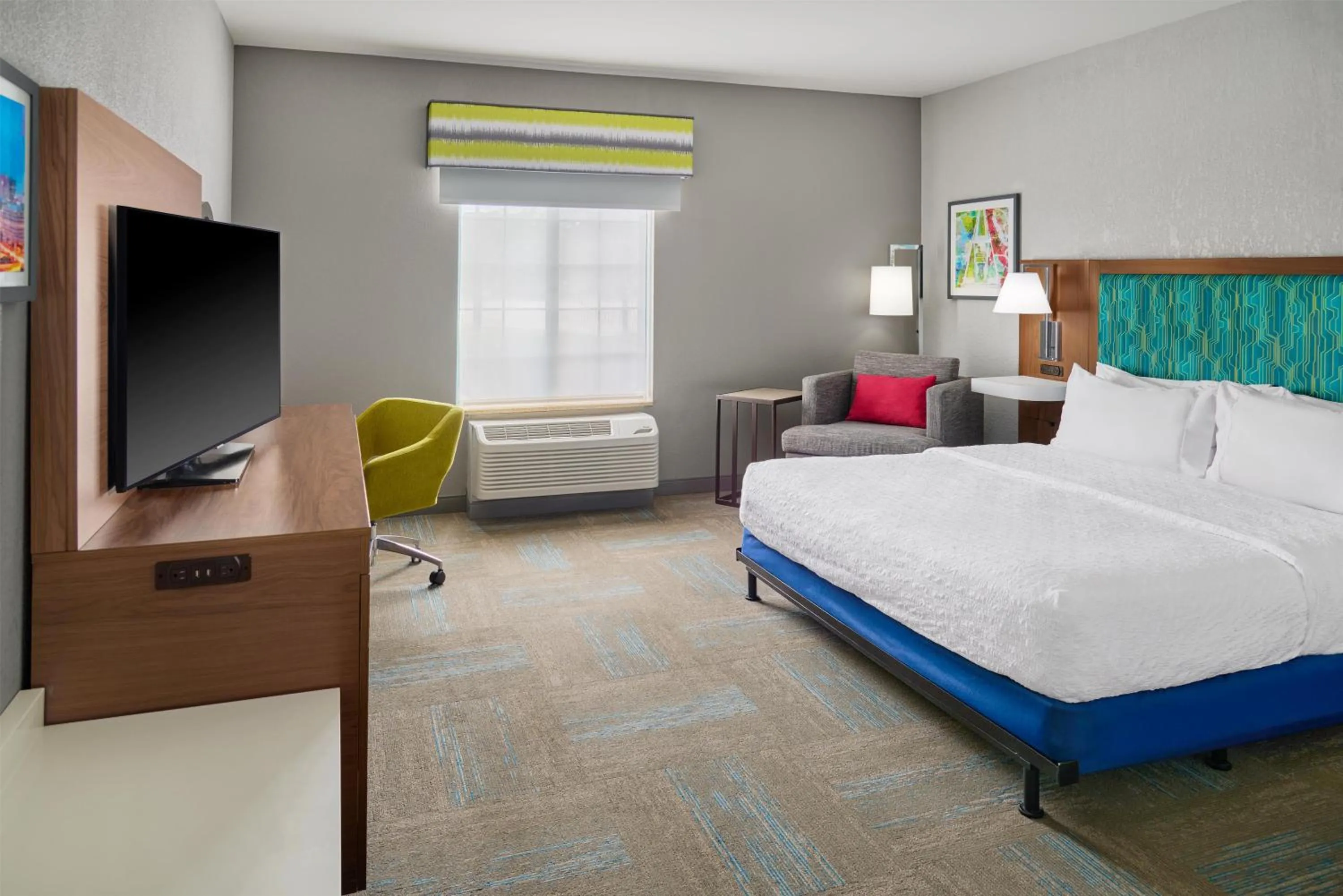 Bed in Hampton Inn Kansas City The Legends