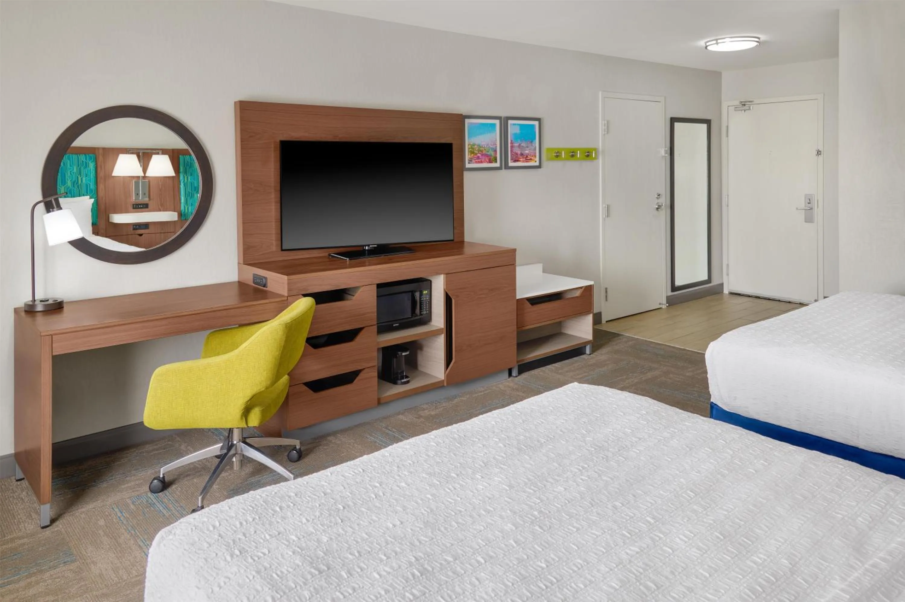 Bedroom, Bed in Hampton Inn Kansas City The Legends