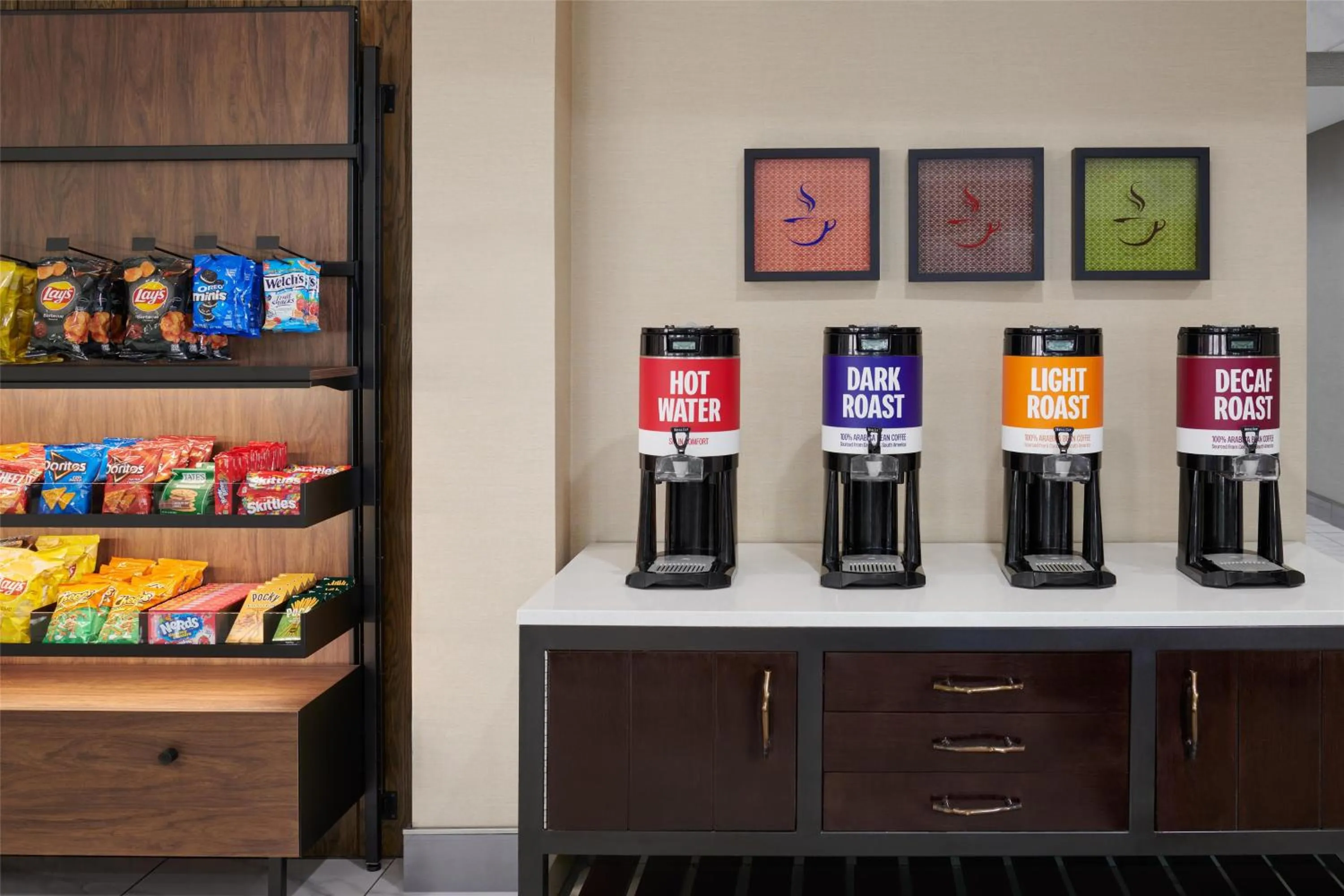 Dining area in Hampton Inn Kansas City The Legends