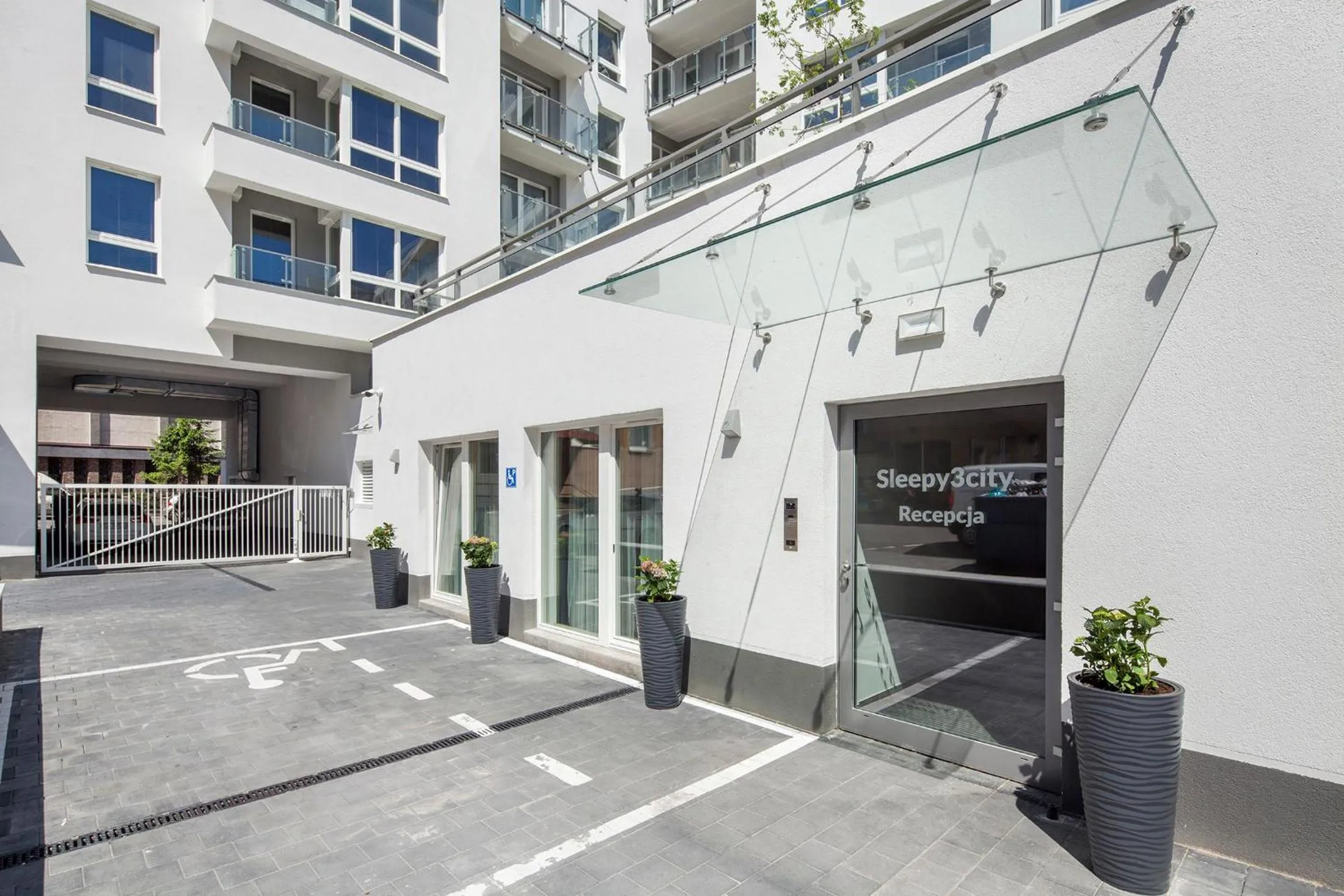 Facade/entrance in Sleepy3city Apartments Batorego 9 II