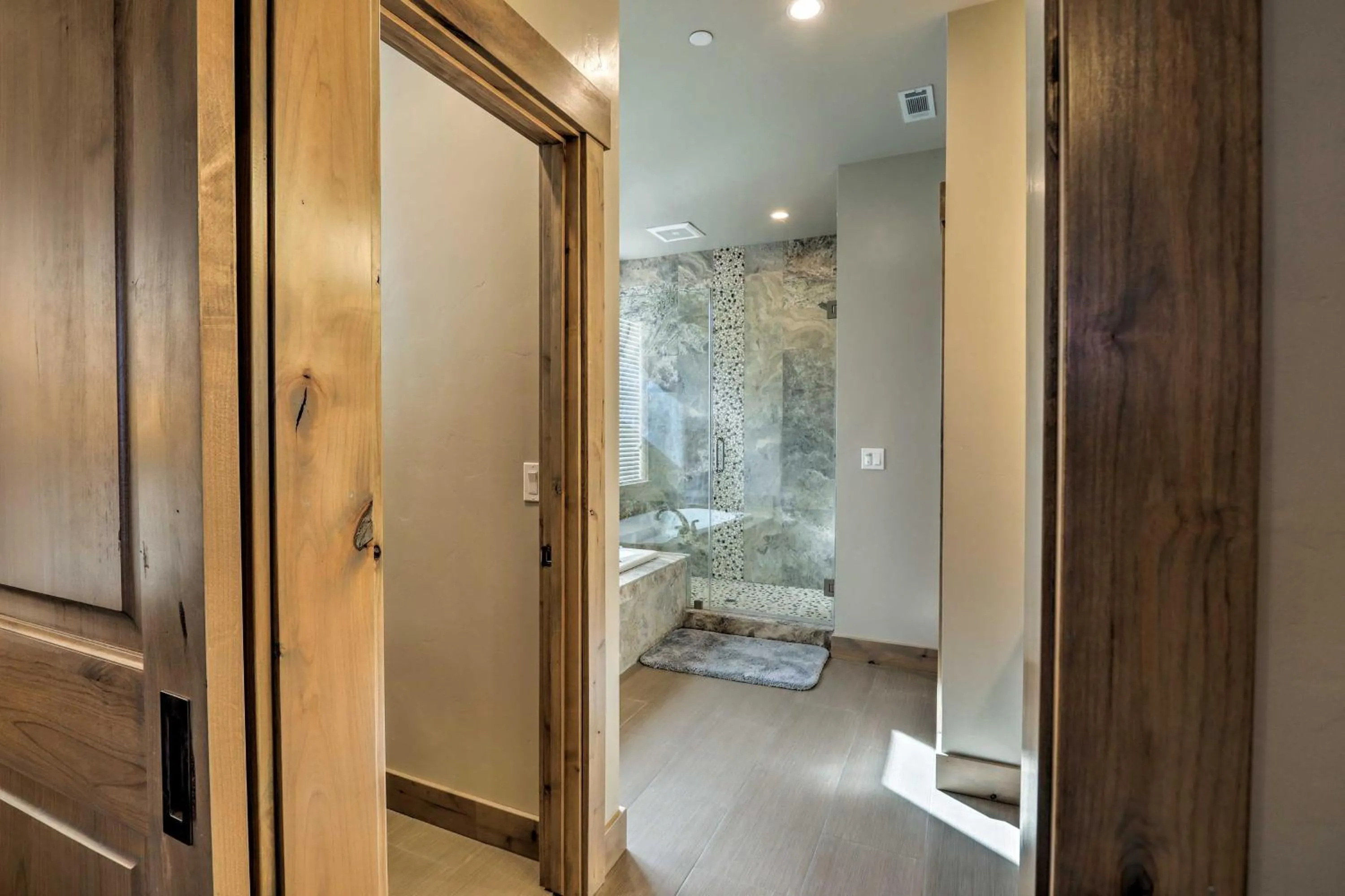 Bathroom in Saint Bernard - Luxurious Upscale Comfy Mountain Retreat Hot Tub Gas BBQ with Level 2 EV Connection