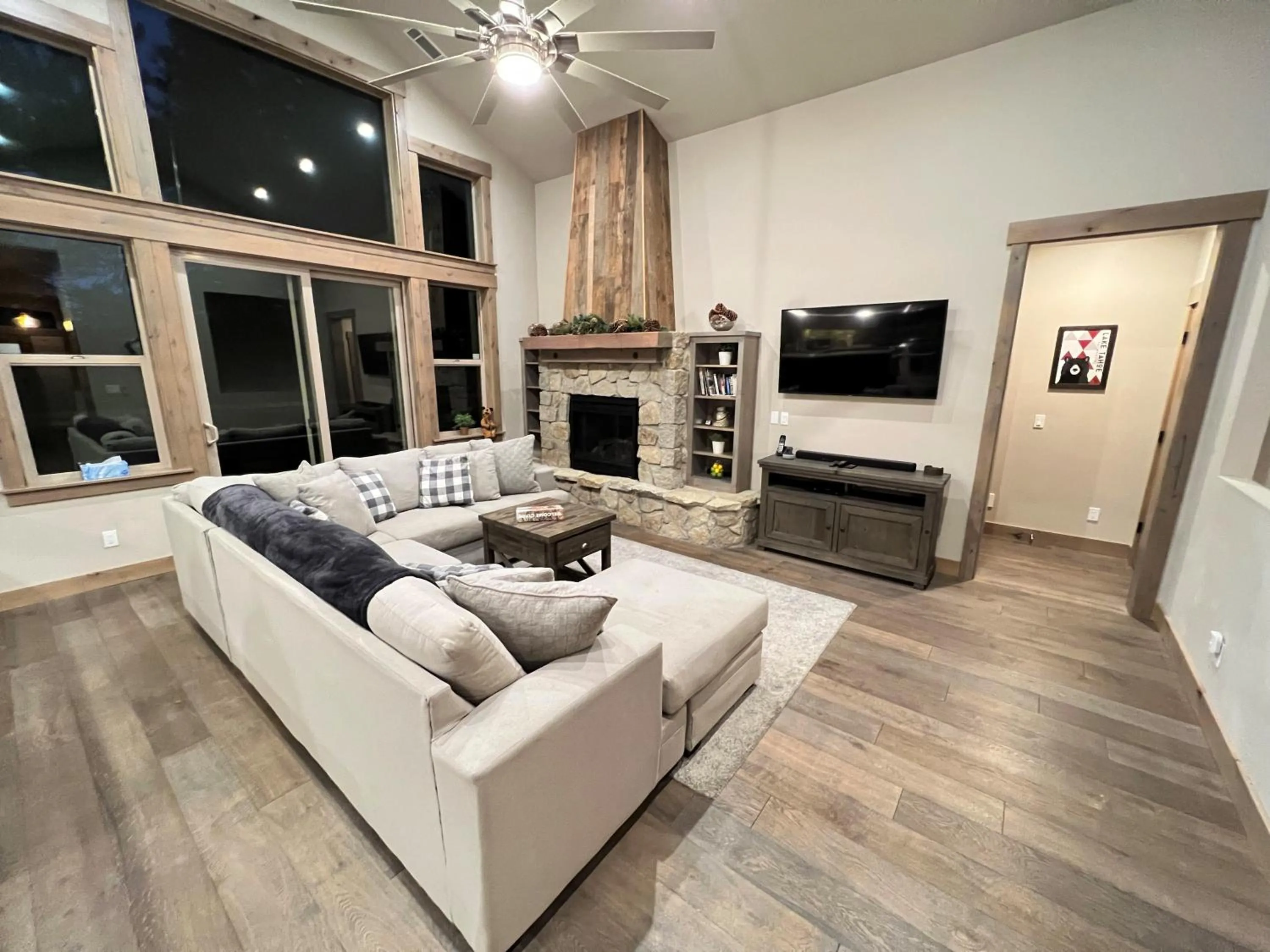 Living room in Saint Bernard - Luxurious Upscale Comfy Mountain Retreat Hot Tub Gas BBQ with Level 2 EV Connection