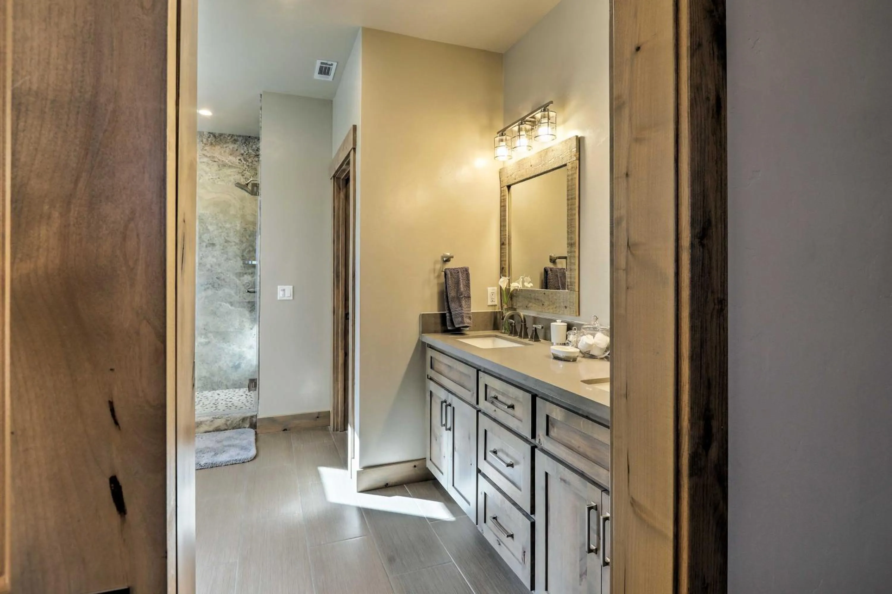 Bathroom in Saint Bernard - Luxurious Upscale Comfy Mountain Retreat Hot Tub Gas BBQ with Level 2 EV Connection