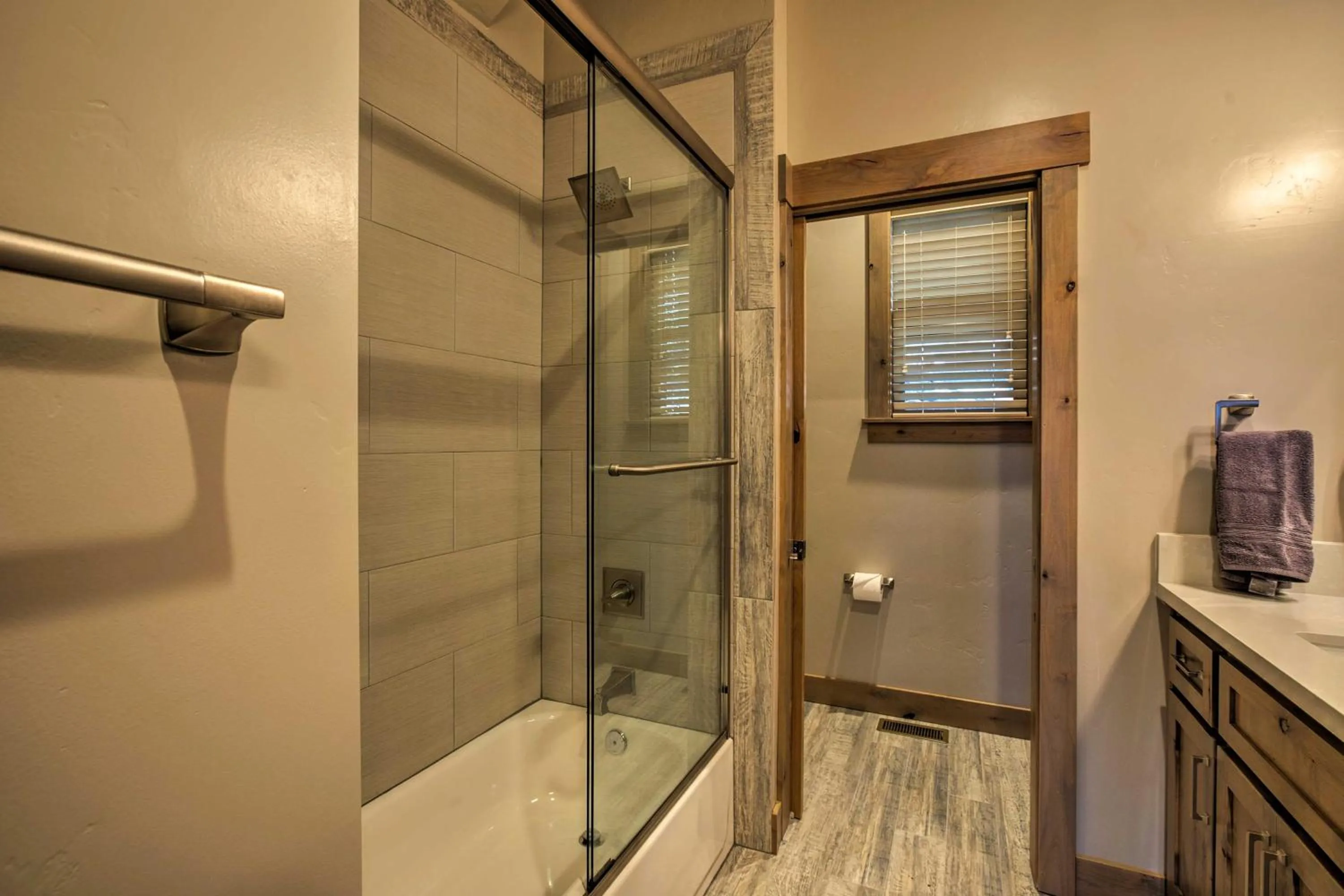 Bathroom in Saint Bernard - Luxurious Upscale Comfy Mountain Retreat Hot Tub Gas BBQ with Level 2 EV Connection