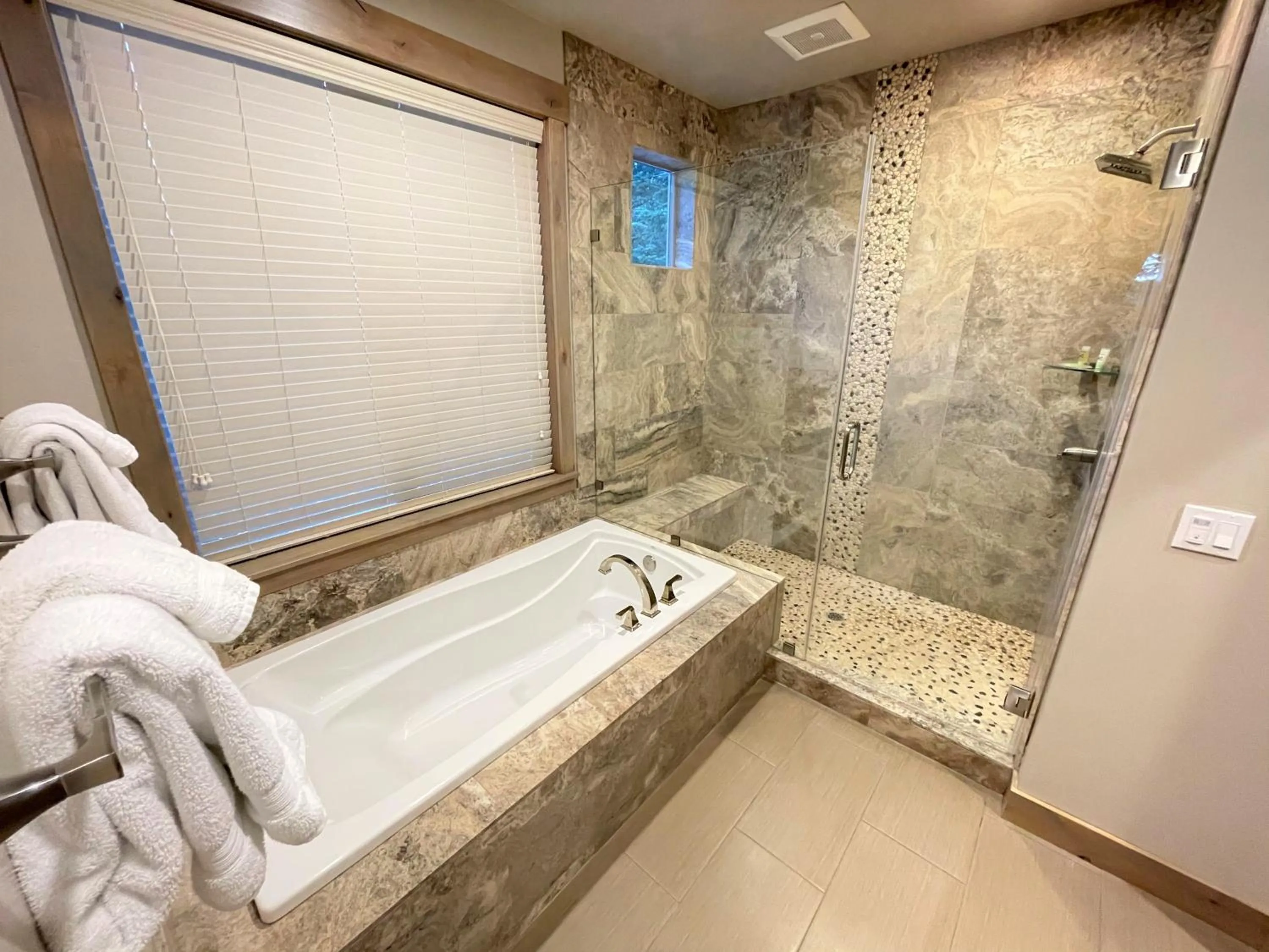 Bathroom in Saint Bernard - Luxurious Upscale Comfy Mountain Retreat Hot Tub Gas BBQ with Level 2 EV Connection