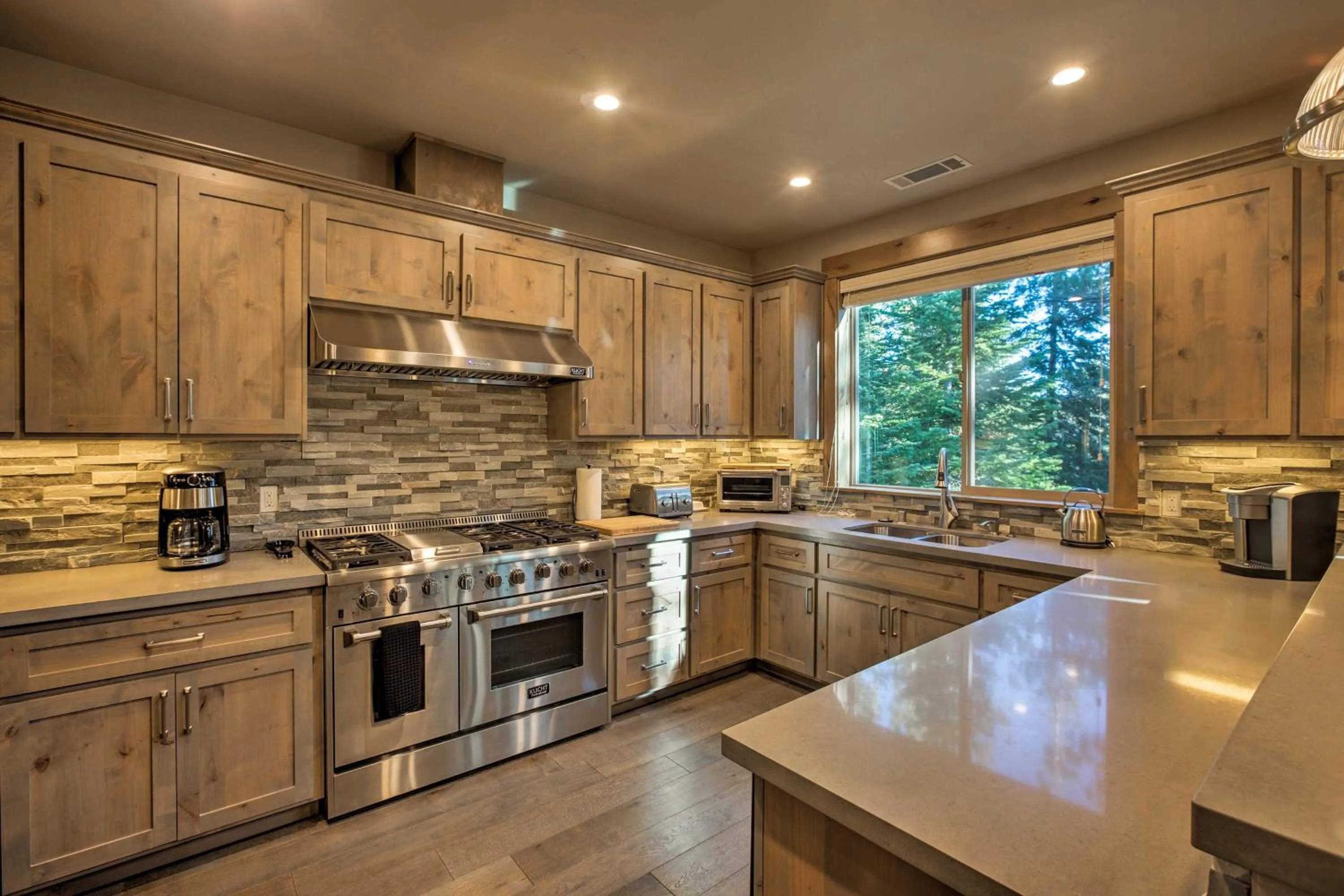 Kitchen or kitchenette in Saint Bernard - Luxurious Upscale Comfy Mountain Retreat Hot Tub Gas BBQ with Level 2 EV Connection