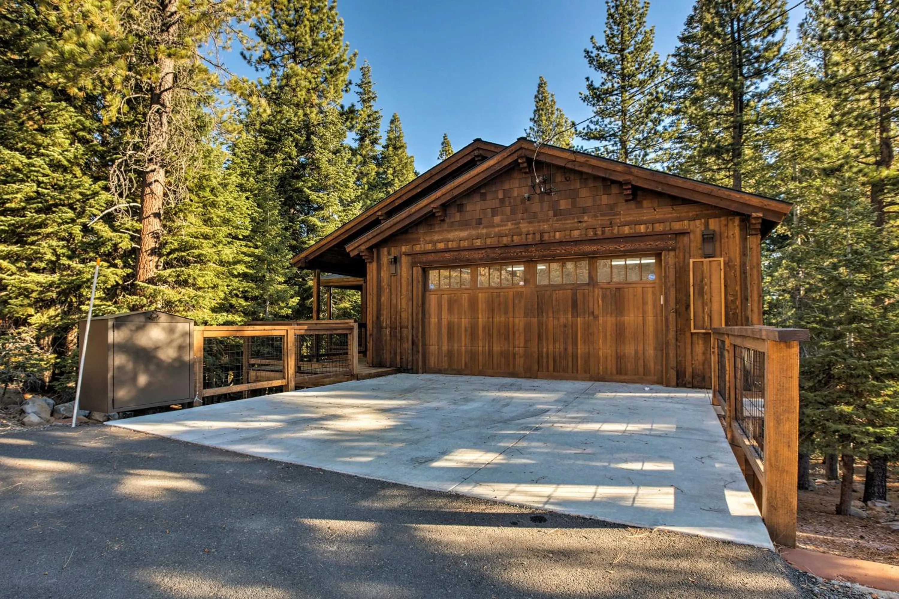 Saint Bernard - Luxurious Upscale Comfy Mountain Retreat Hot Tub Gas BBQ with Level 2 EV Connection