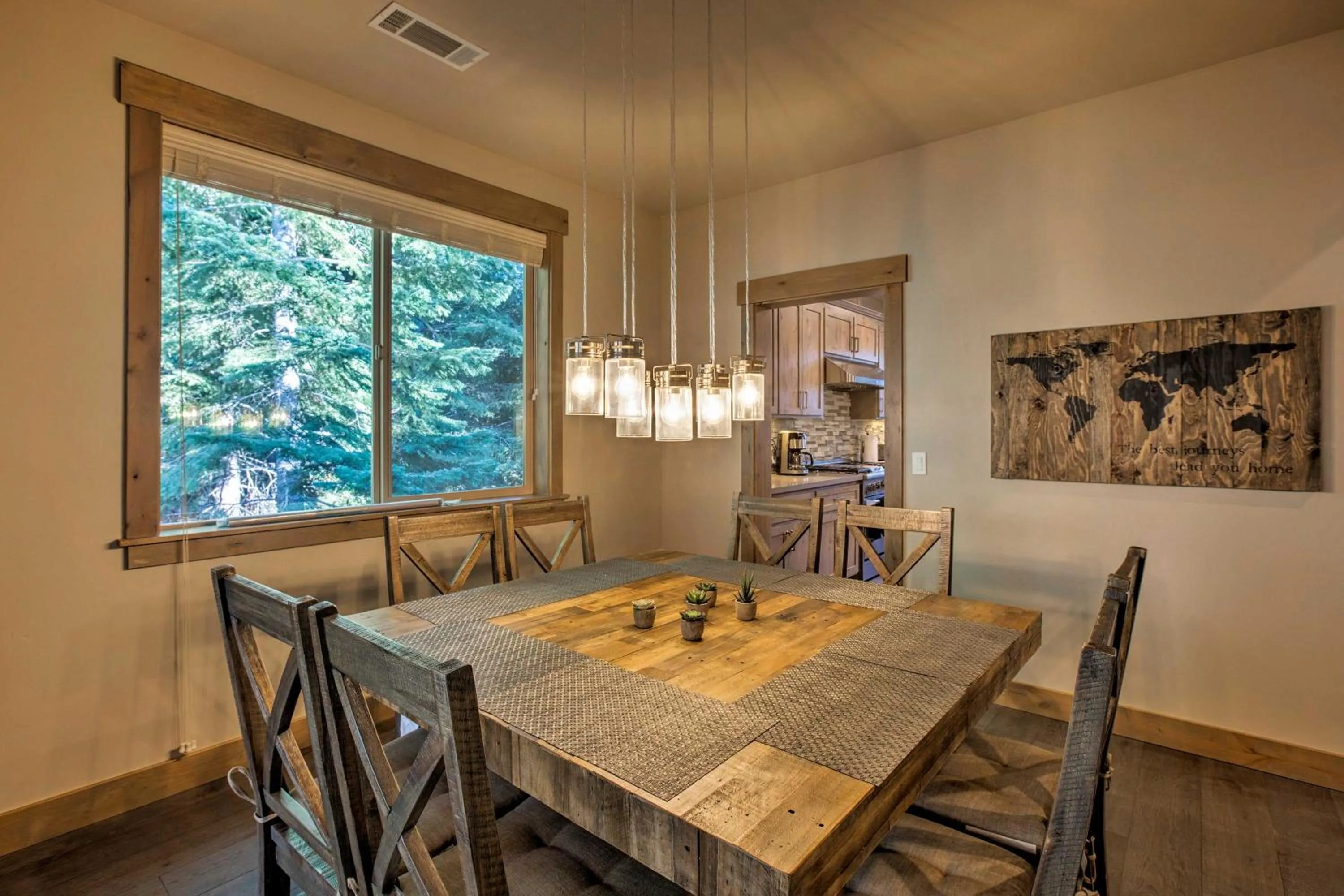 Dining area in Saint Bernard - Luxurious Upscale Comfy Mountain Retreat Hot Tub Gas BBQ with Level 2 EV Connection
