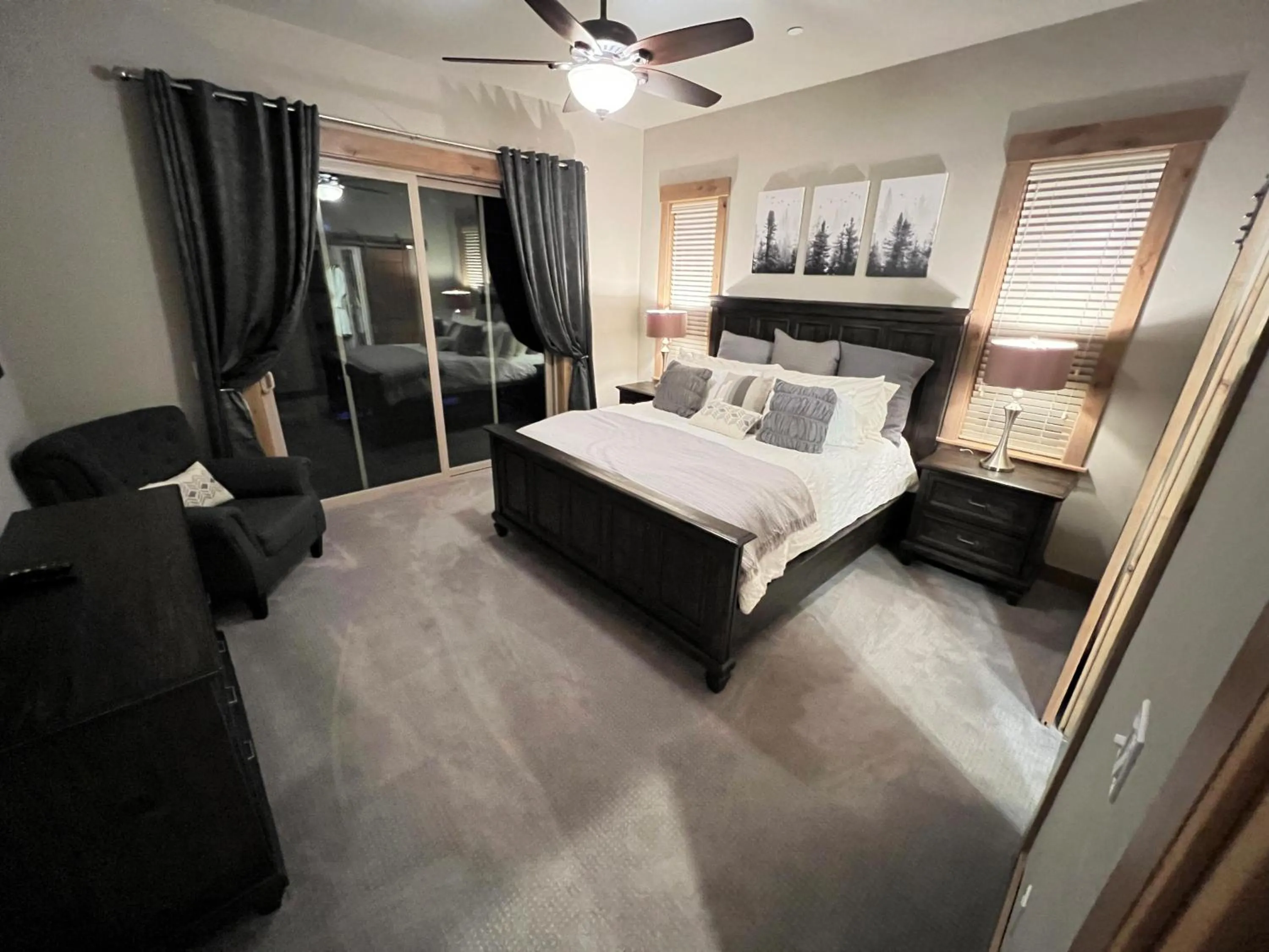 Bedroom, Bed in Saint Bernard - Luxurious Upscale Comfy Mountain Retreat Hot Tub Gas BBQ with Level 2 EV Connection