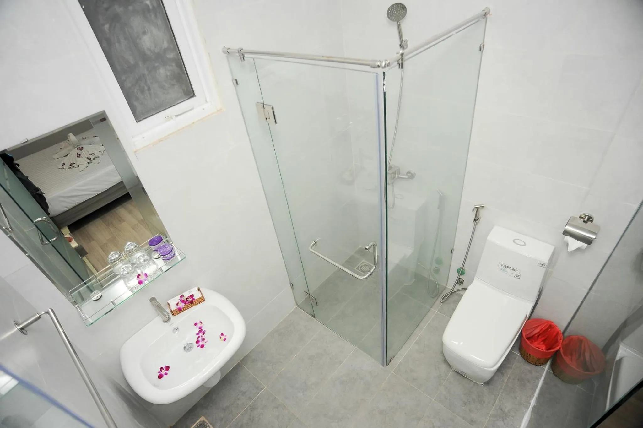 Shower in My Anh 120 Central Saigon Hotel Ben Thanh Market