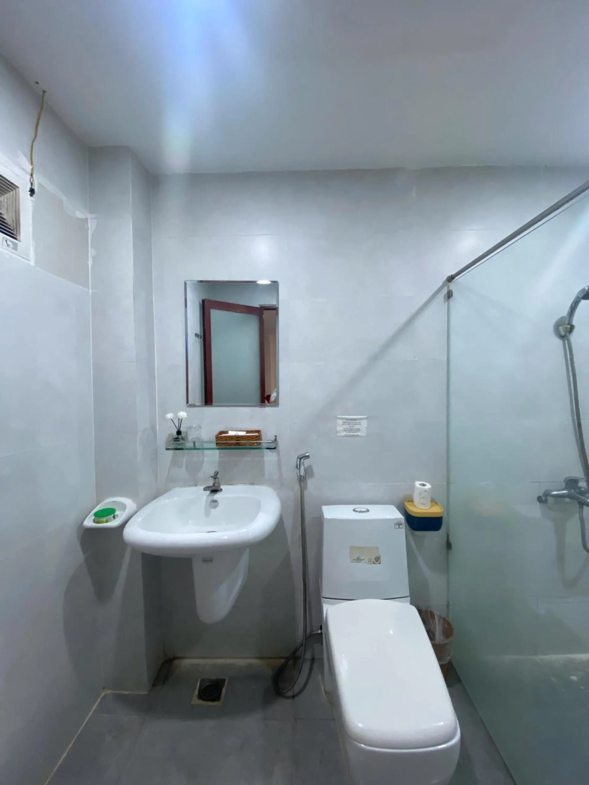 Shower in My Anh 120 Central Saigon Hotel Ben Thanh Market