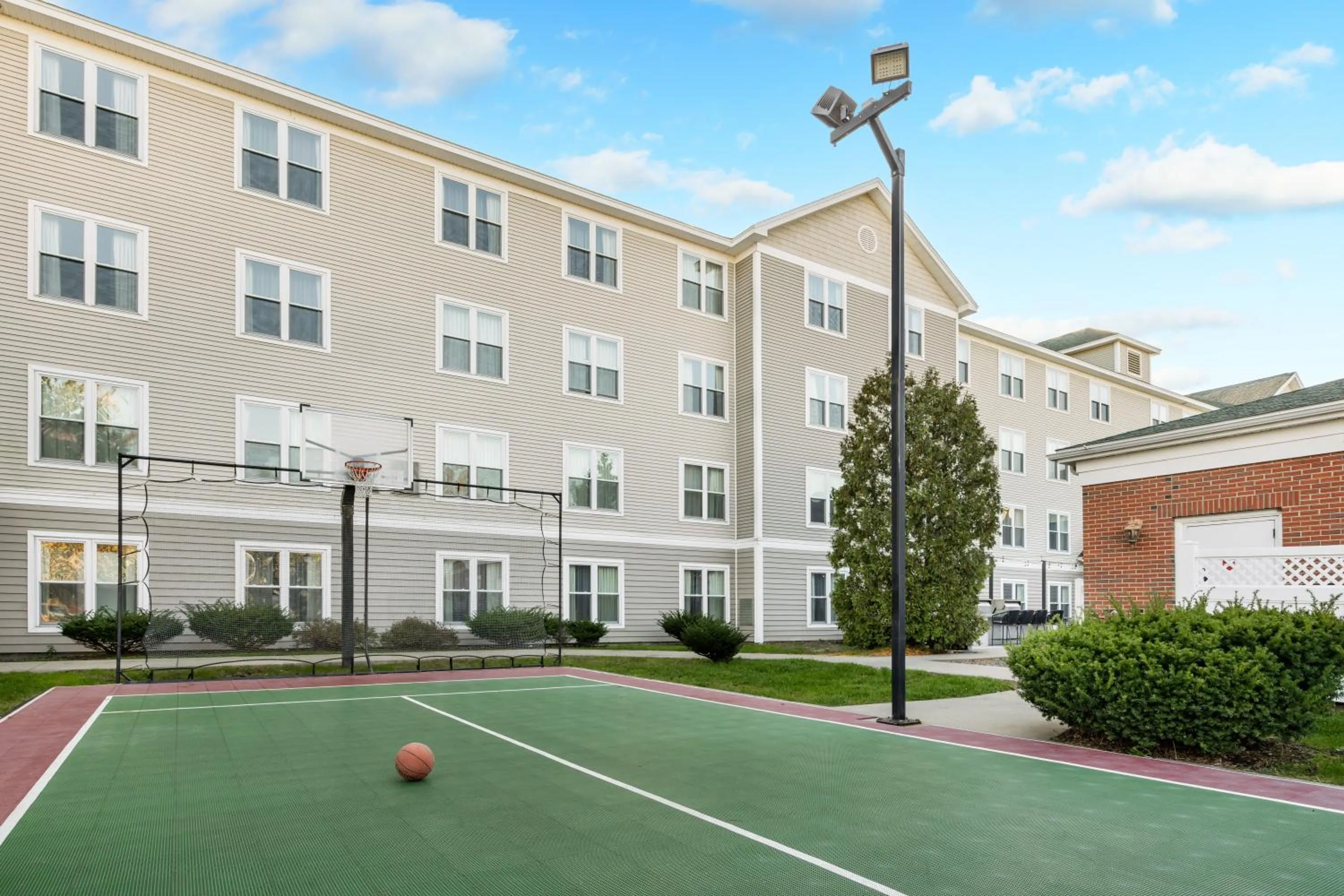 Tennis court in Homewood Suites by Hilton Manchester/Airport