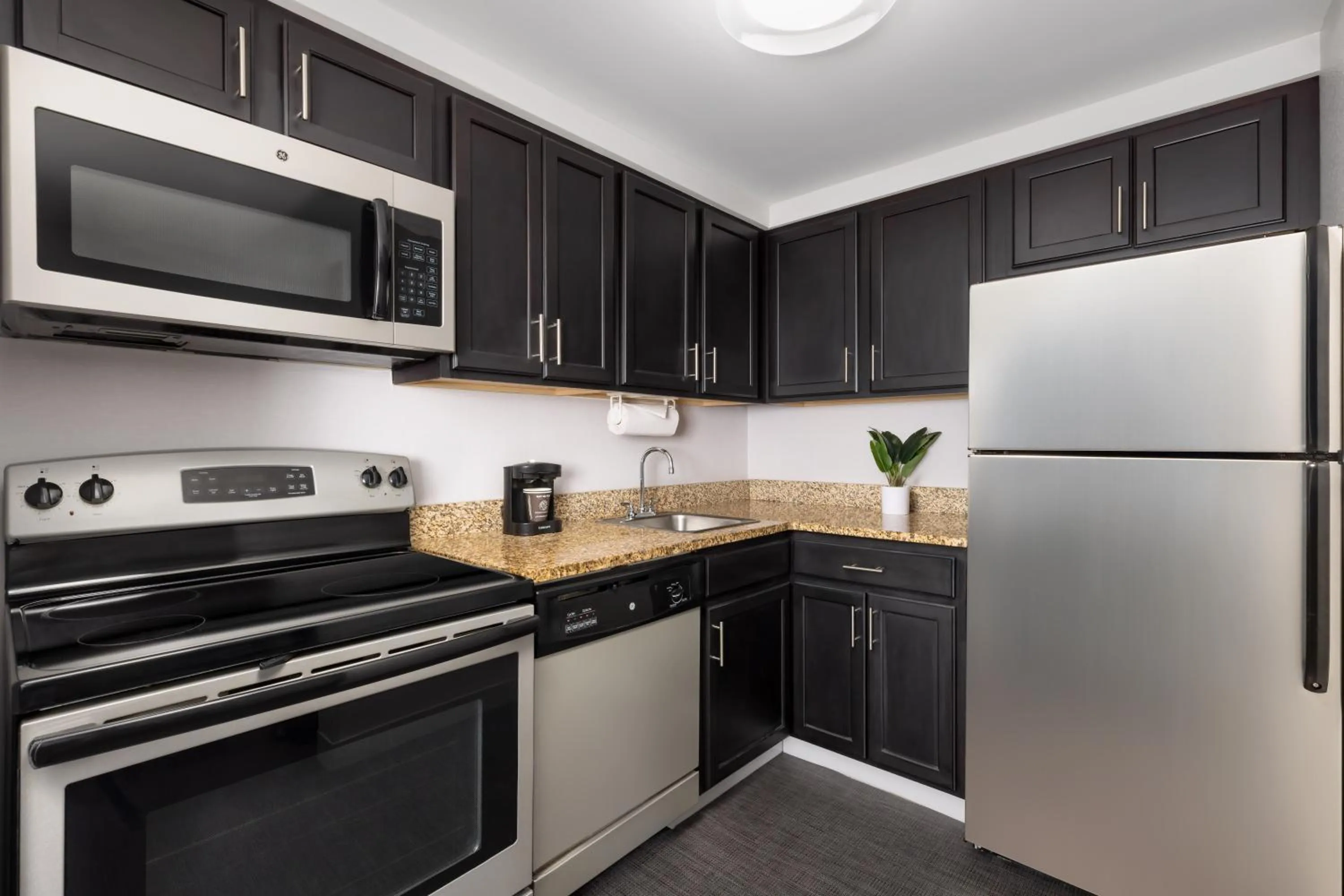 Kitchen or kitchenette in Homewood Suites by Hilton Manchester/Airport