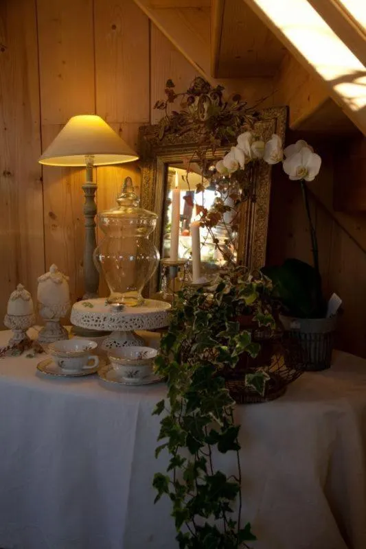 Decorative detail in Chambres "Au Jardin"