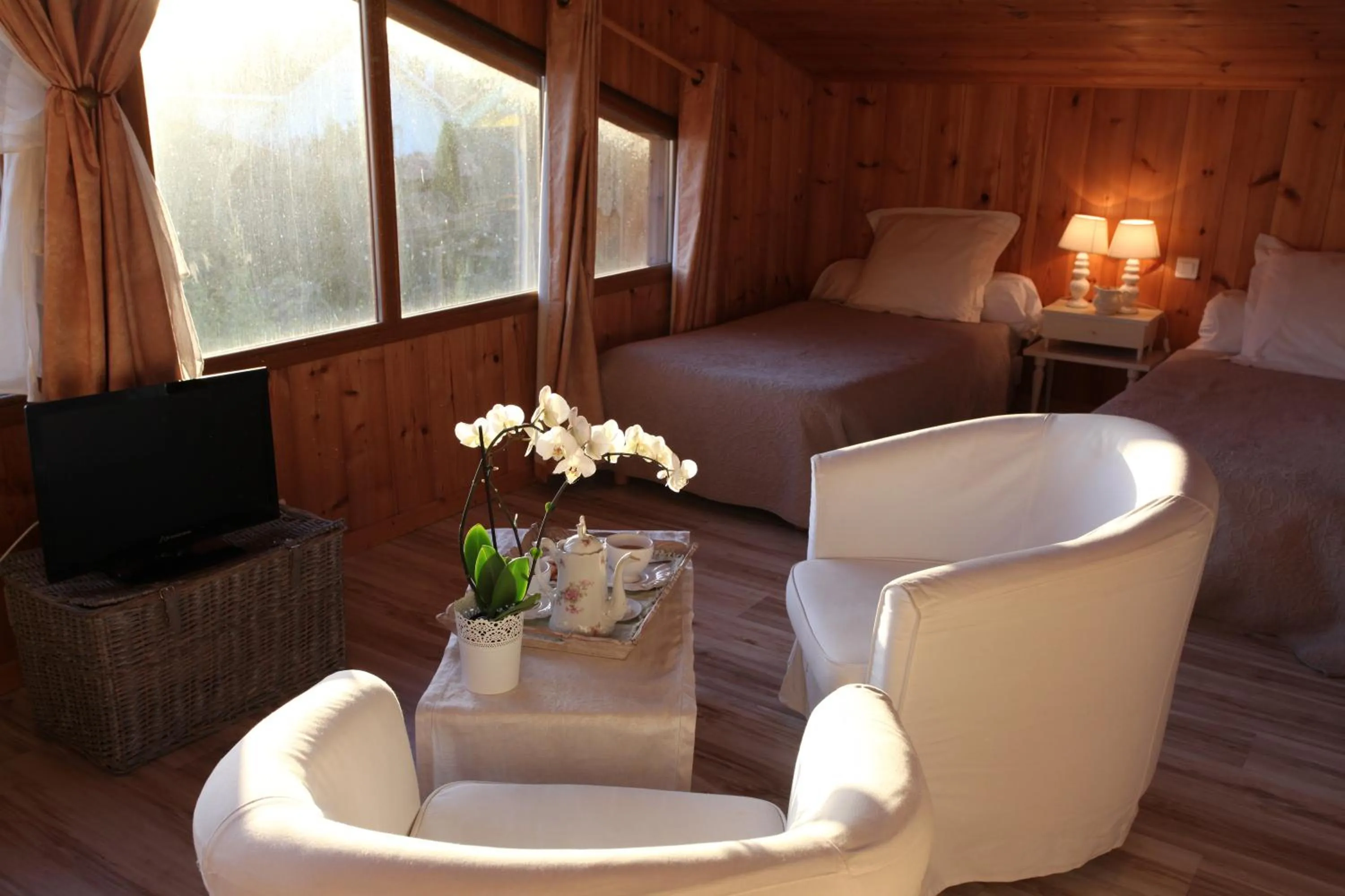 Living room, Bed in Chambres "Au Jardin"