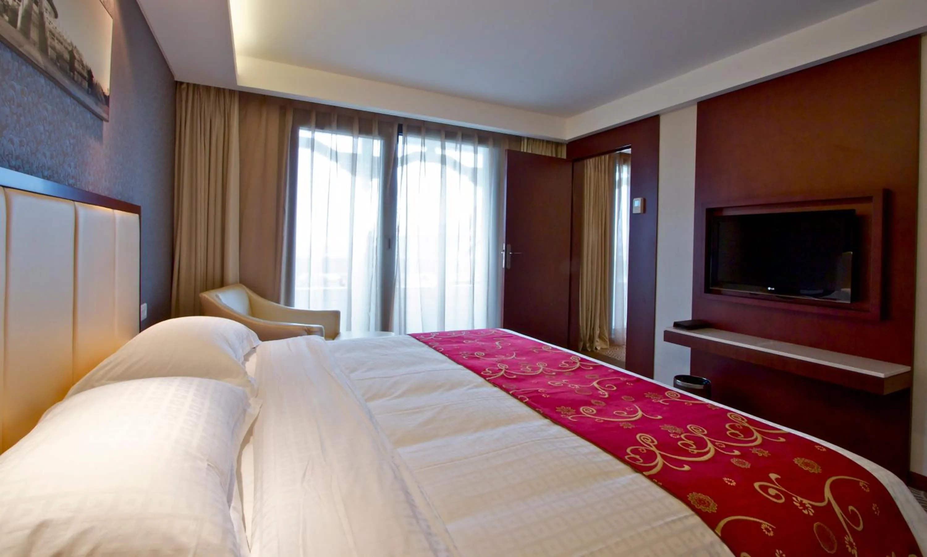 Photo of the whole room, Bed in Hôtel Huatian Chinagora