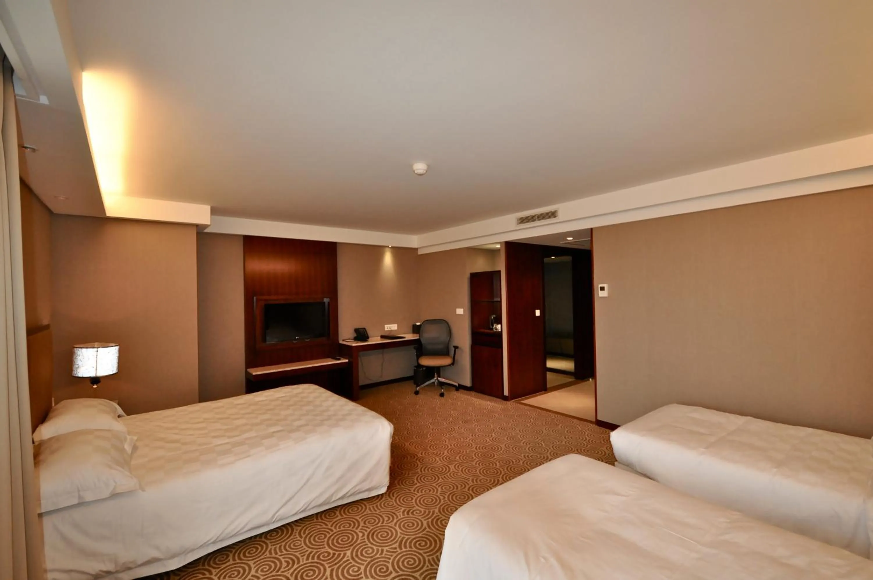 Photo of the whole room, Bed in Hôtel Huatian Chinagora