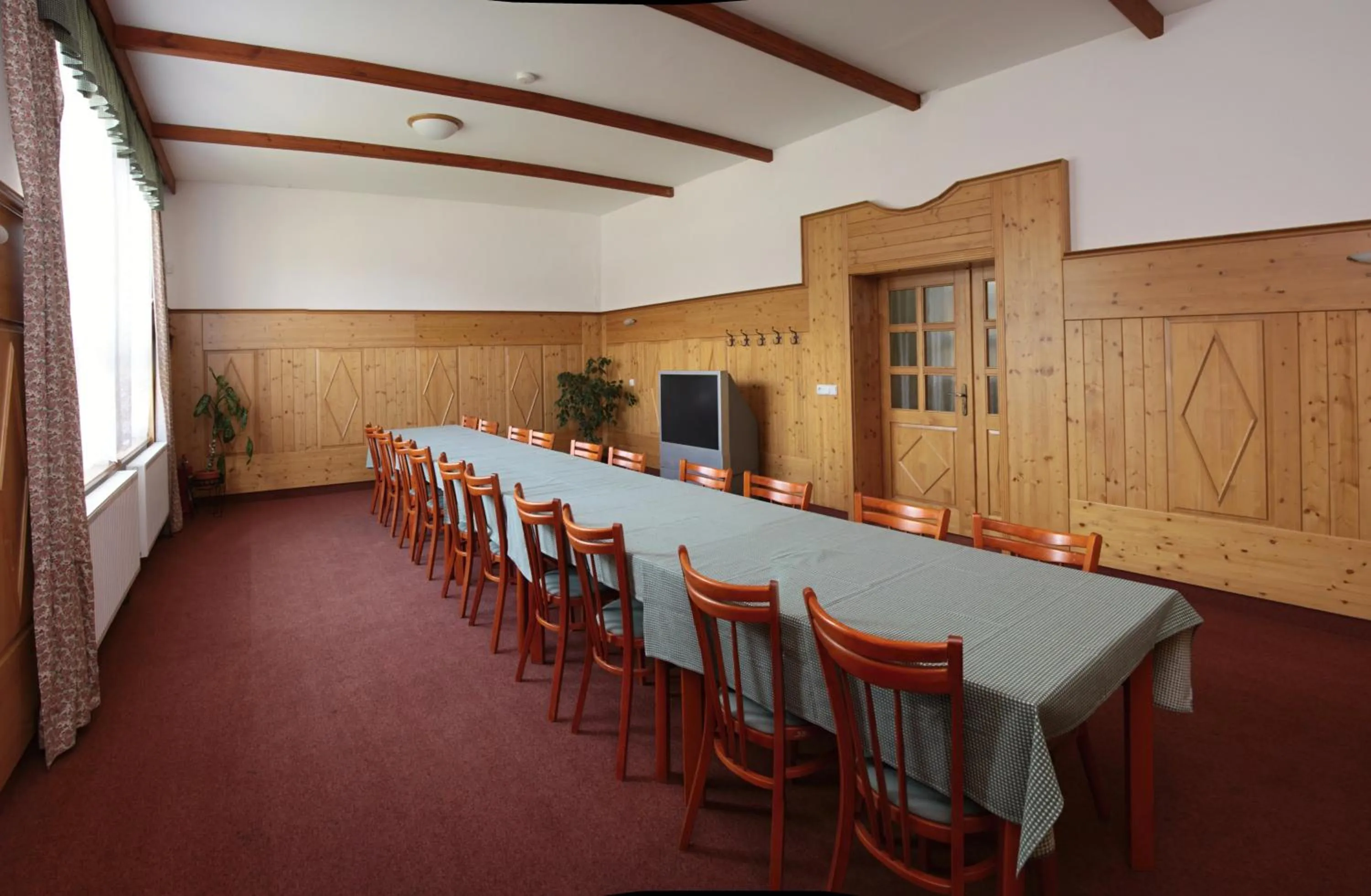 Communal lounge/ TV room in Hotel Zlatý Chlum