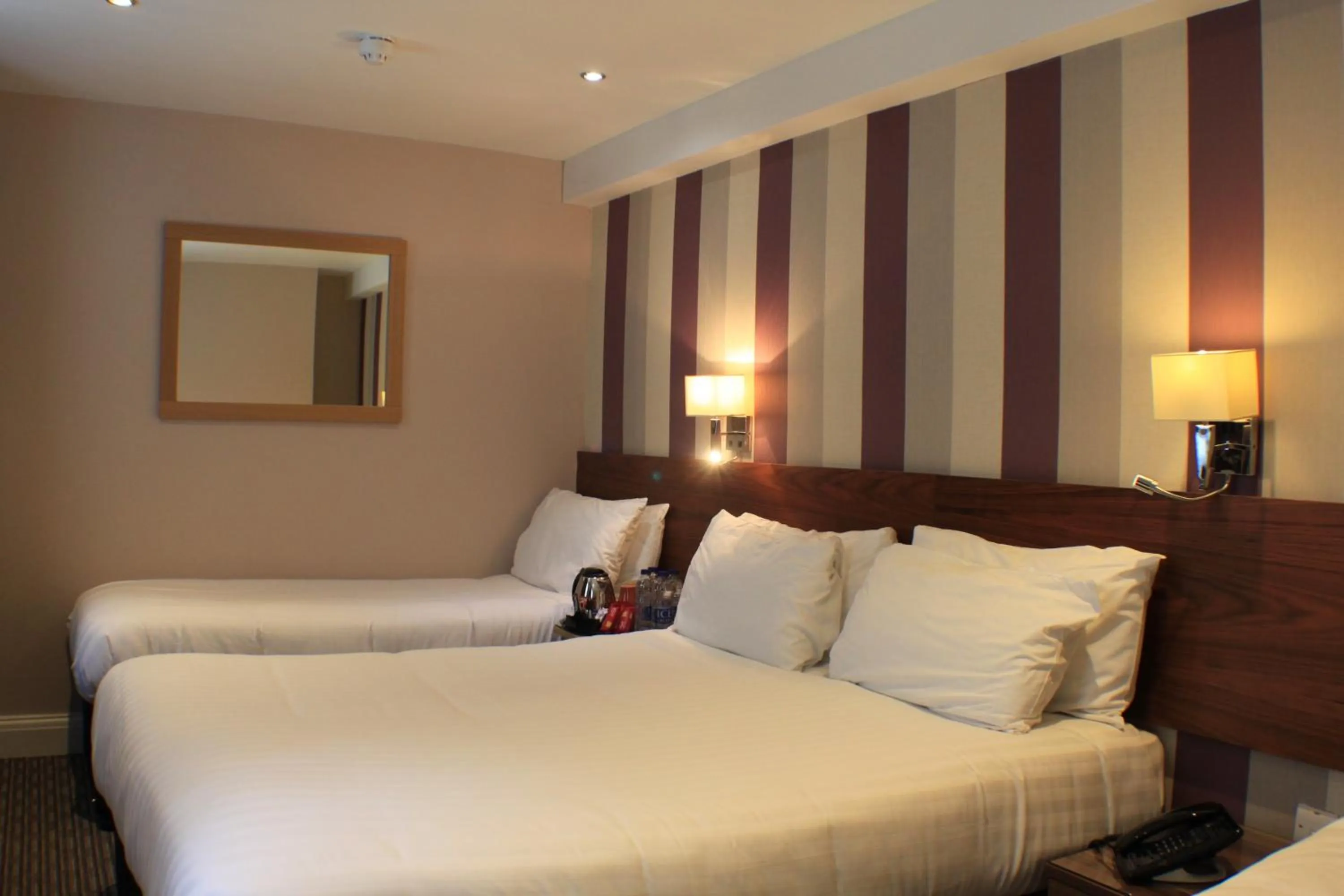 Photo of the whole room, Bed in Sheriff Hotel