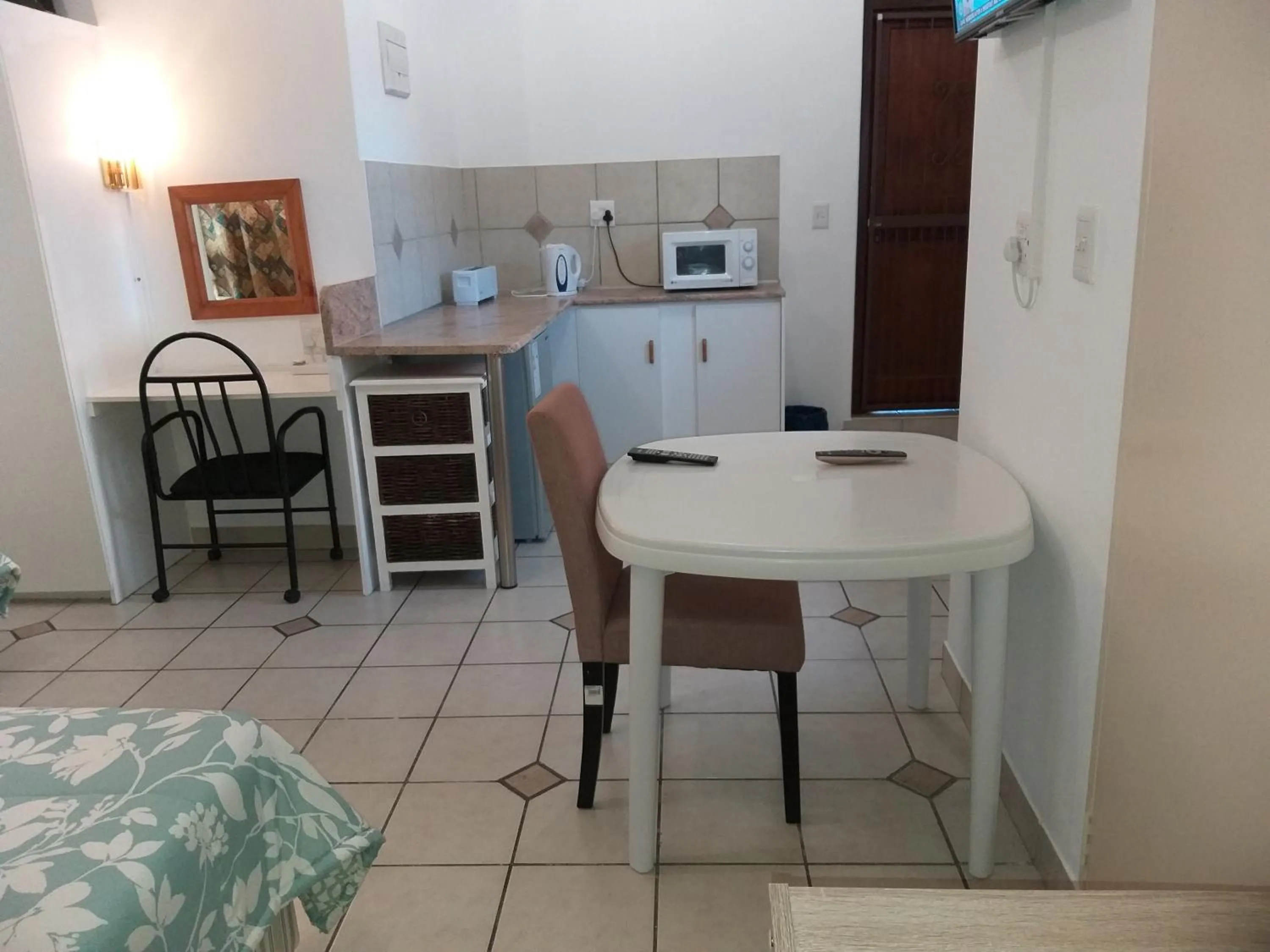 Kitchen or kitchenette in DJ'S B&B in Table View Cape Town