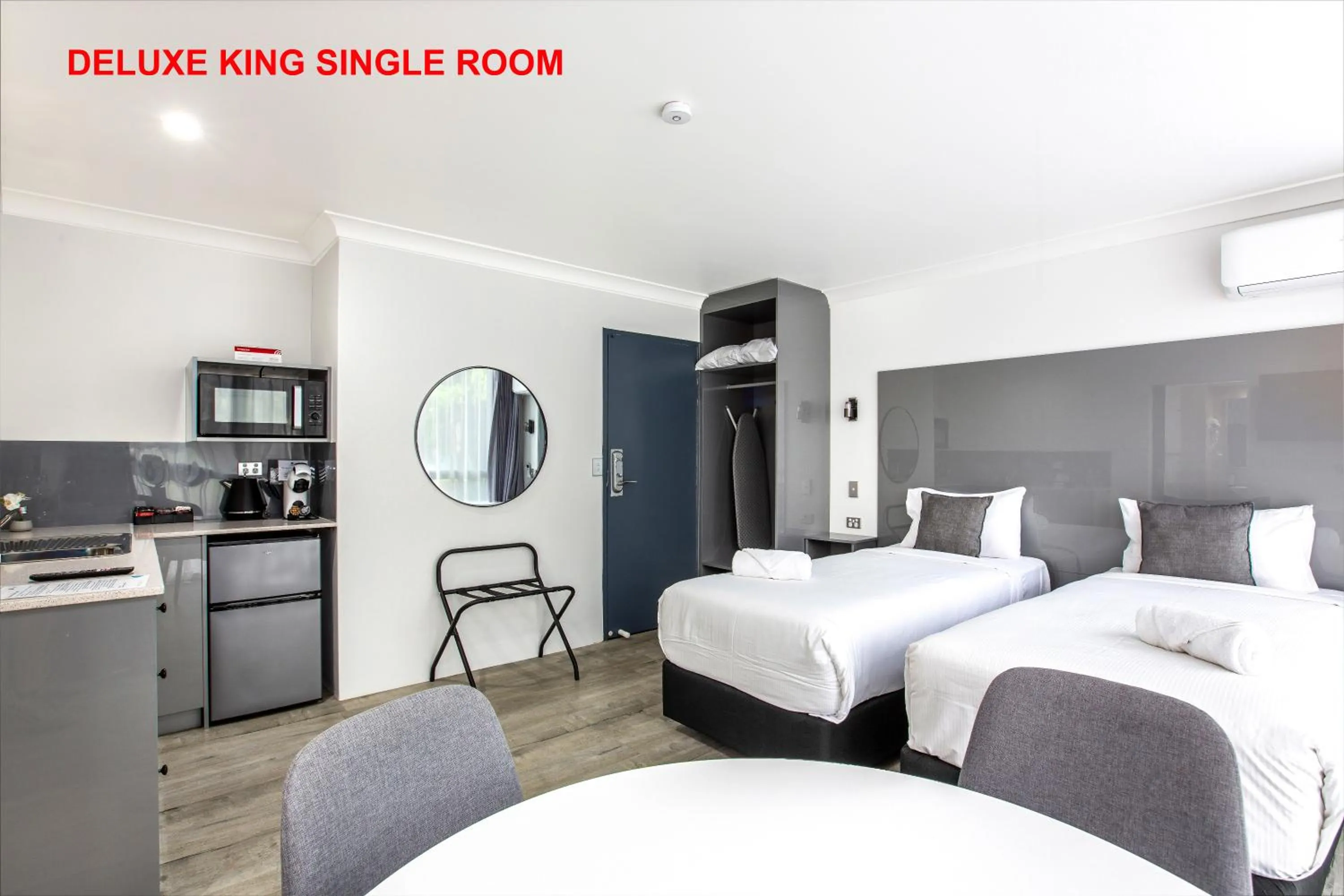 Photo of the whole room, Bed in City Star Lodge