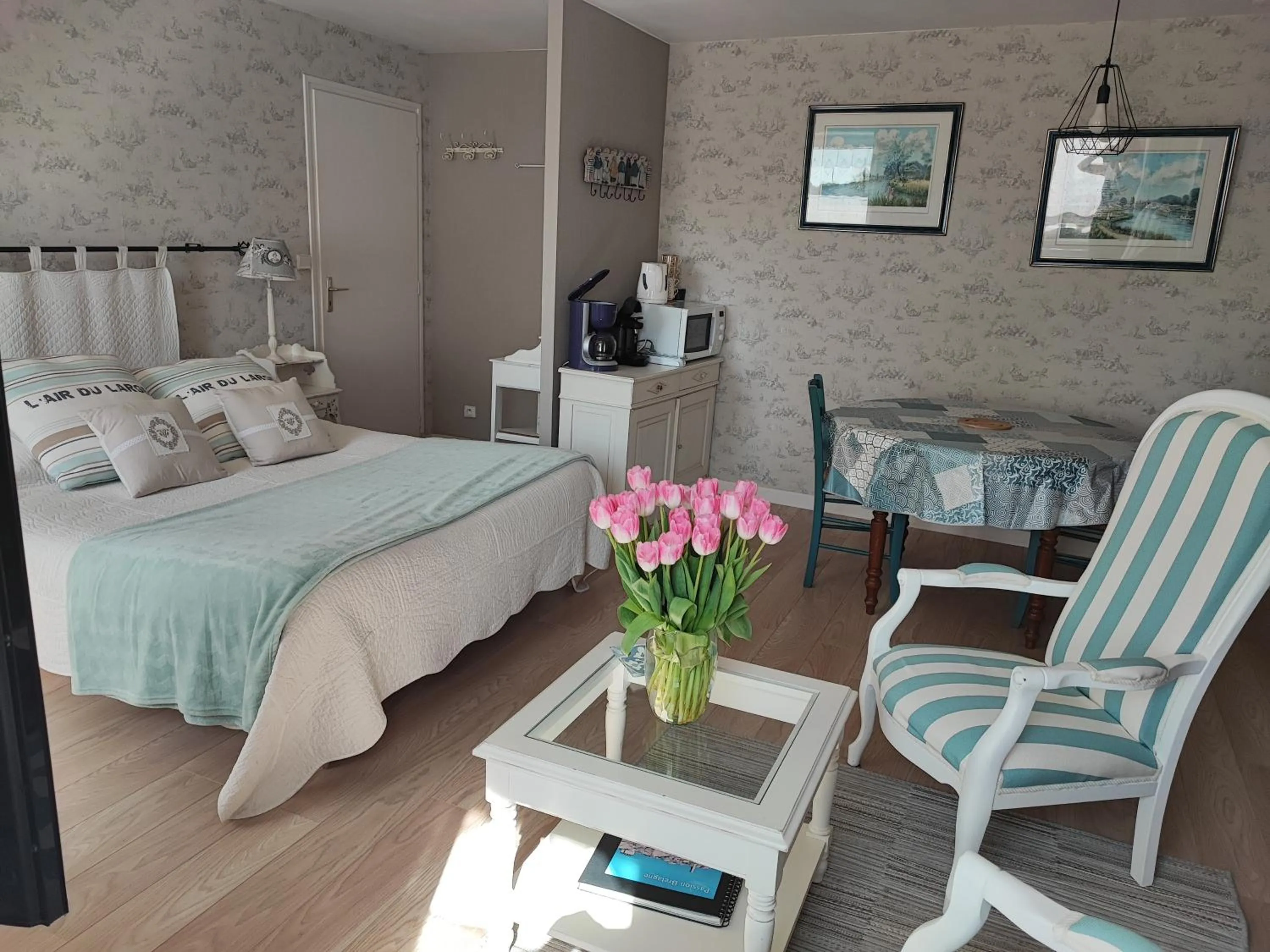 Photo of the whole room, Bed in Les Hortensias de Kerbarch