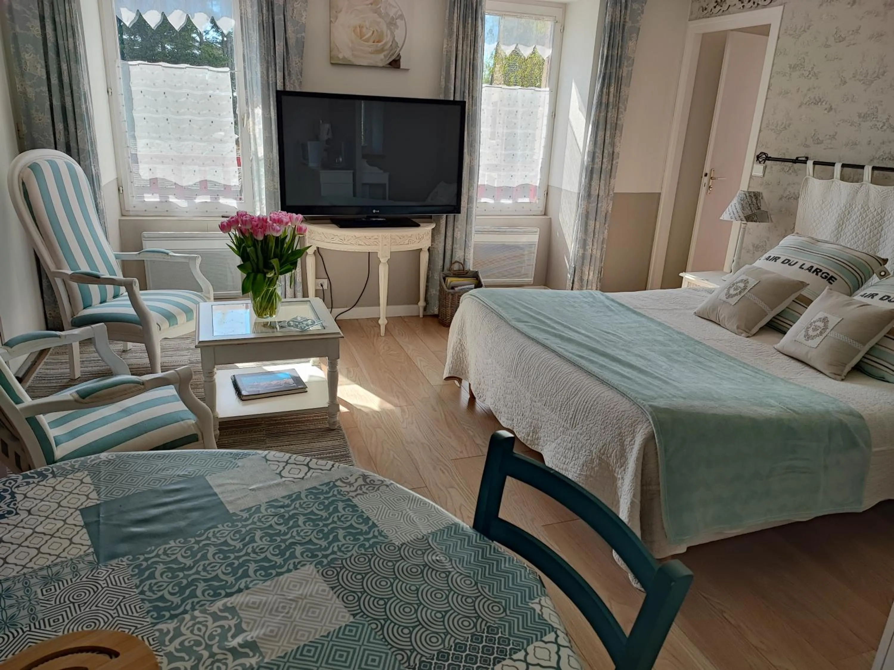 Bedroom, Bed in Les Hortensias de Kerbarch