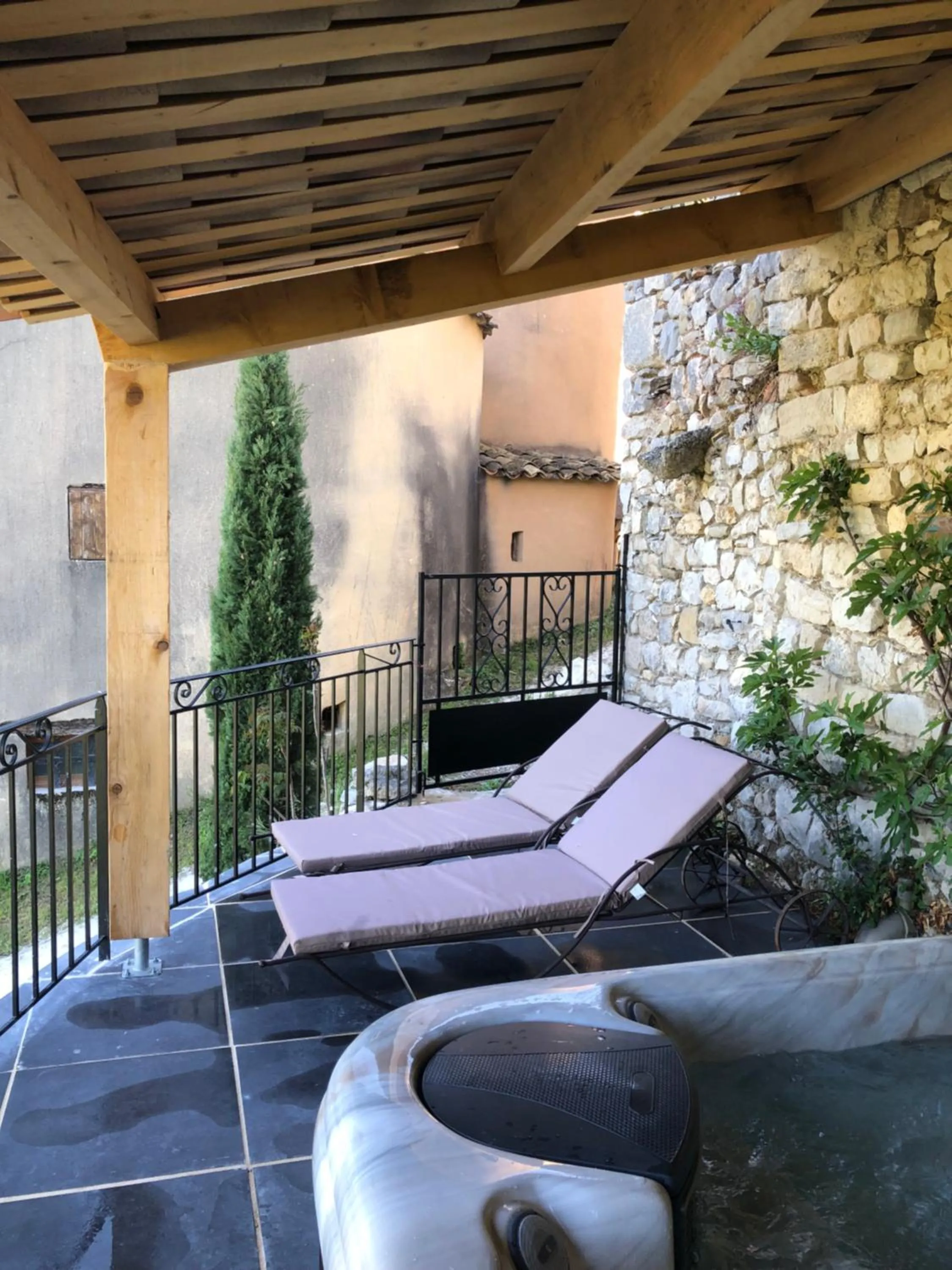 Hot Tub in Hotel L'Oustau de la Font