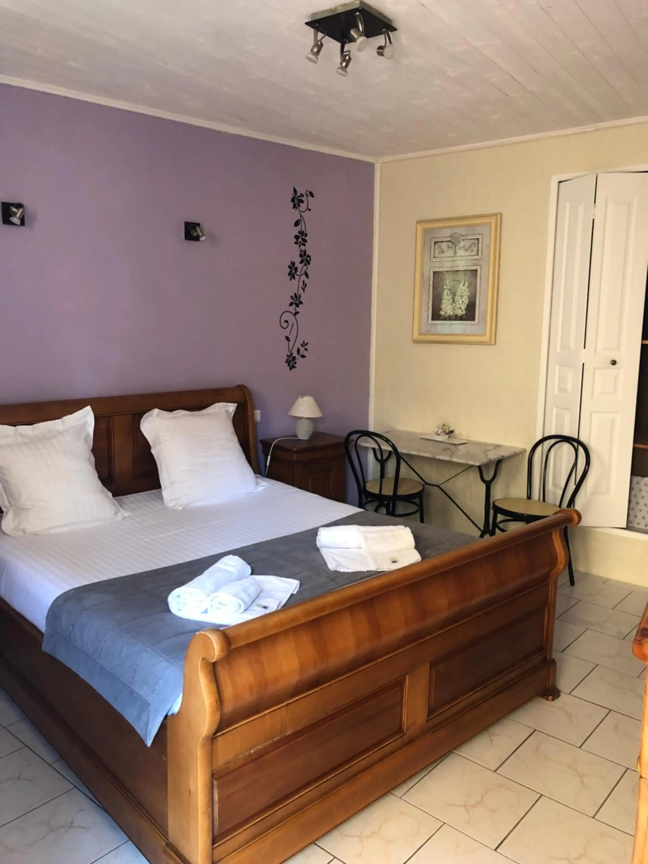 Bed in Hotel L'Oustau de la Font