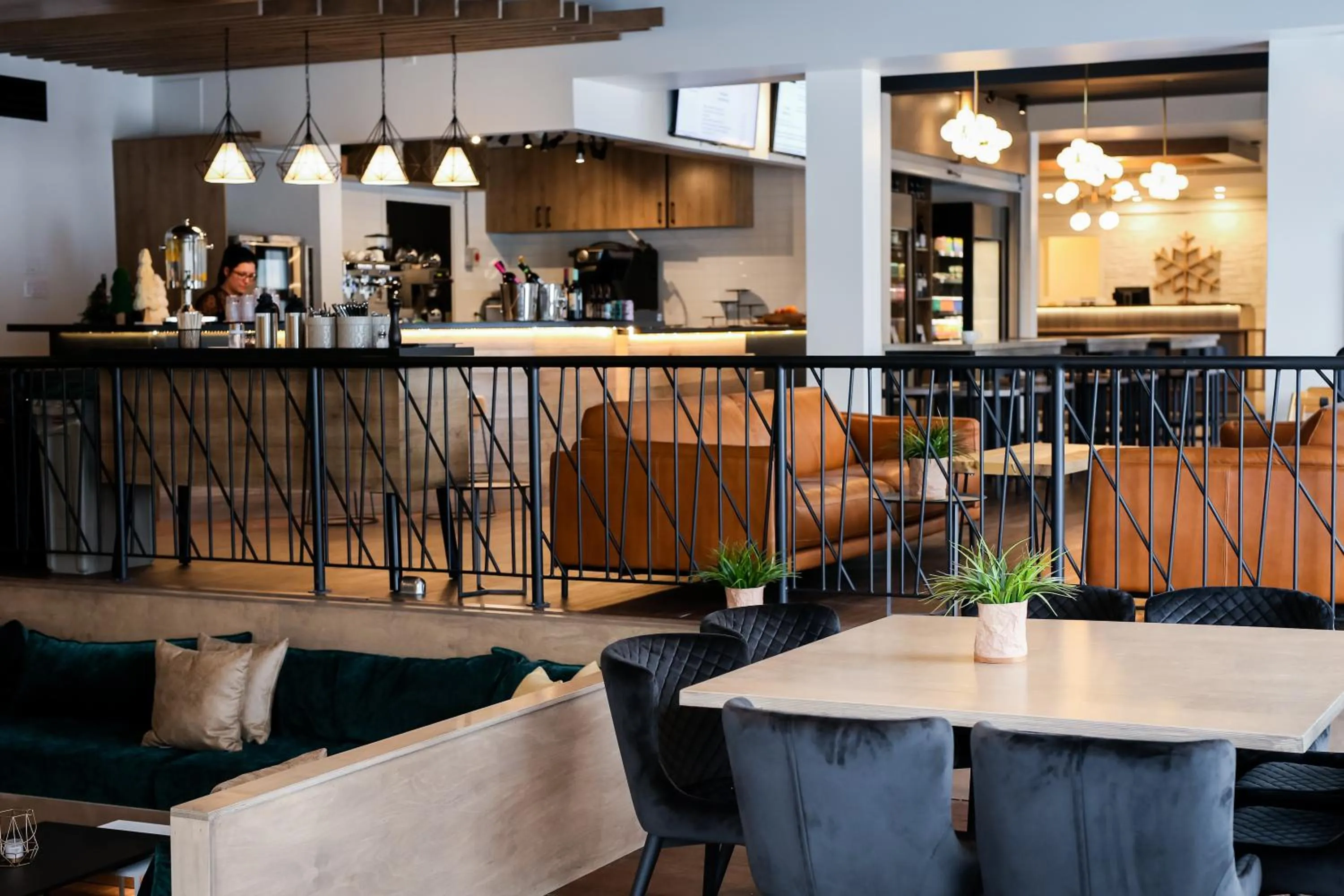 Restaurant/places to eat in AX Hotel