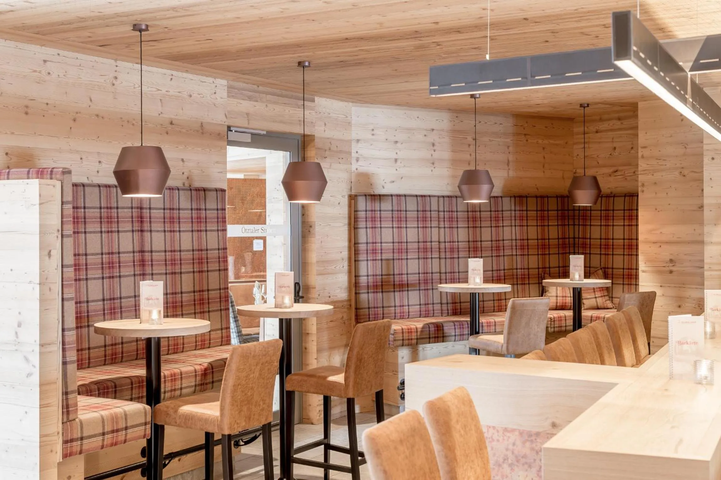 Communal lounge/ TV room in Hotel Gurglhof Superior