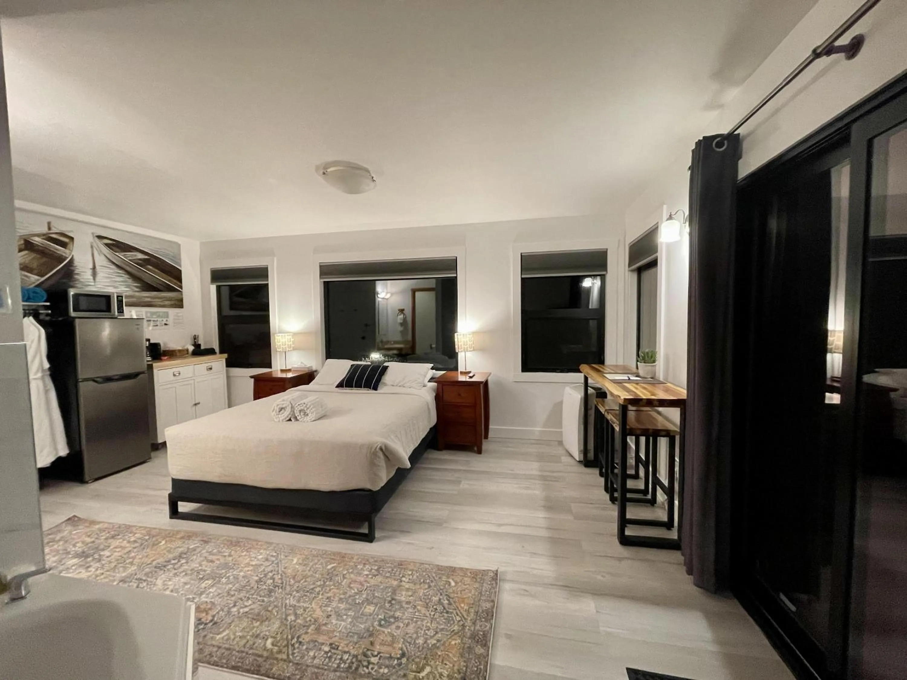 Property building, Bed in Waterfront Private Room With Hot Tub & Firepit