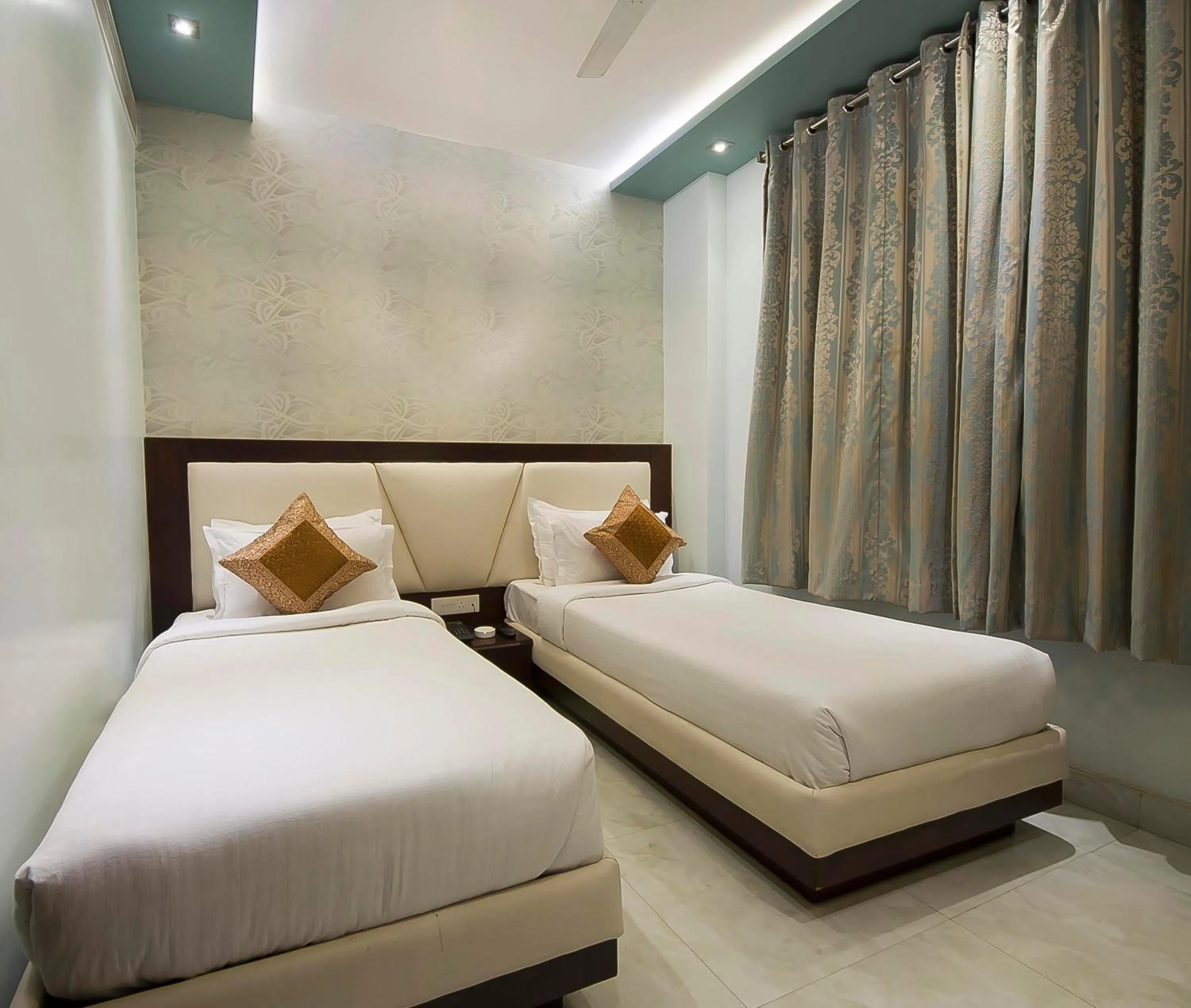 Bed in Hotel Central Residency