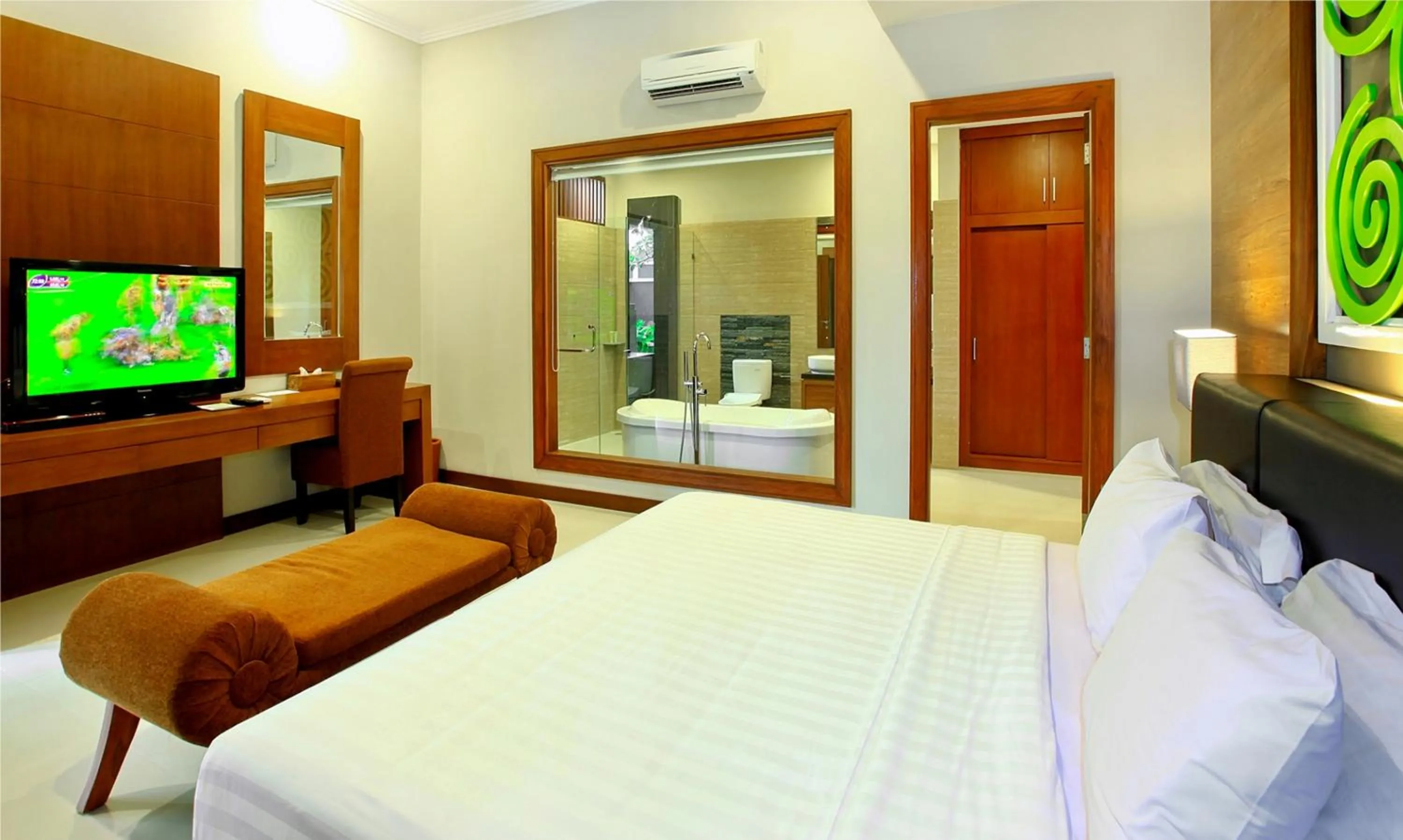 Communal lounge/ TV room, Bed in Mutiara Bali Boutique Resort & Villa