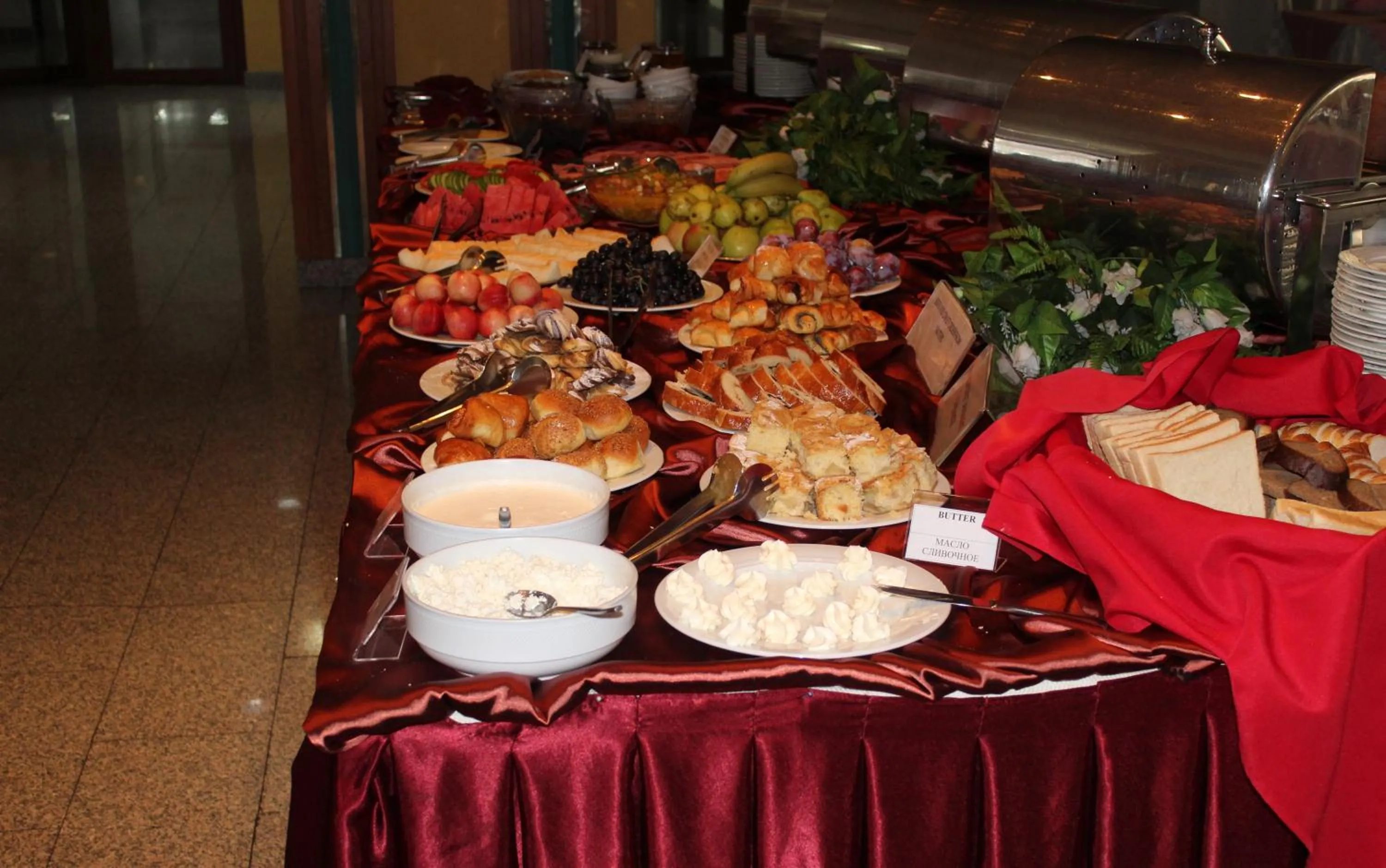 Buffet breakfast in Shodlik Palace