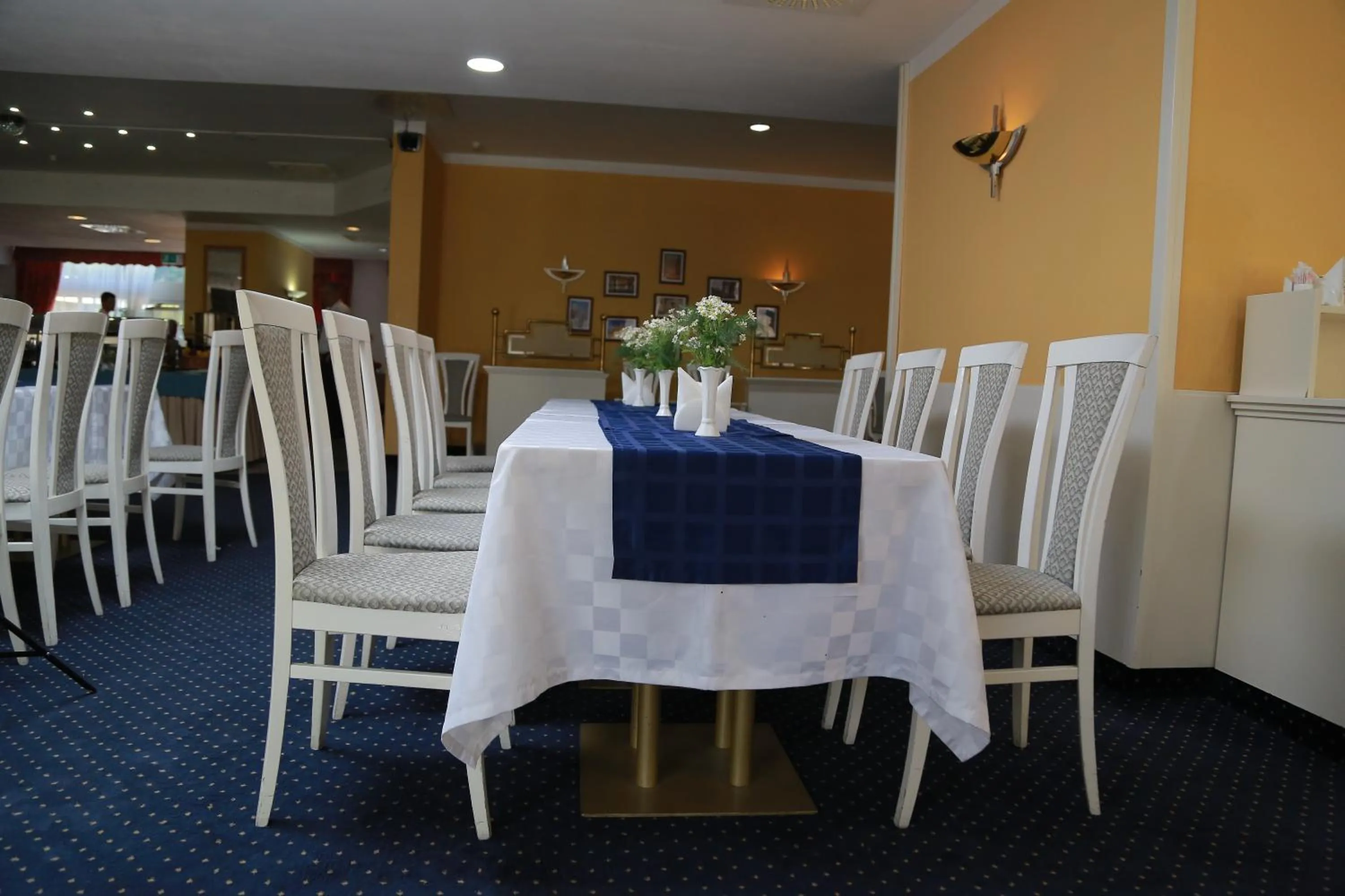 Restaurant/places to eat in Shodlik Palace