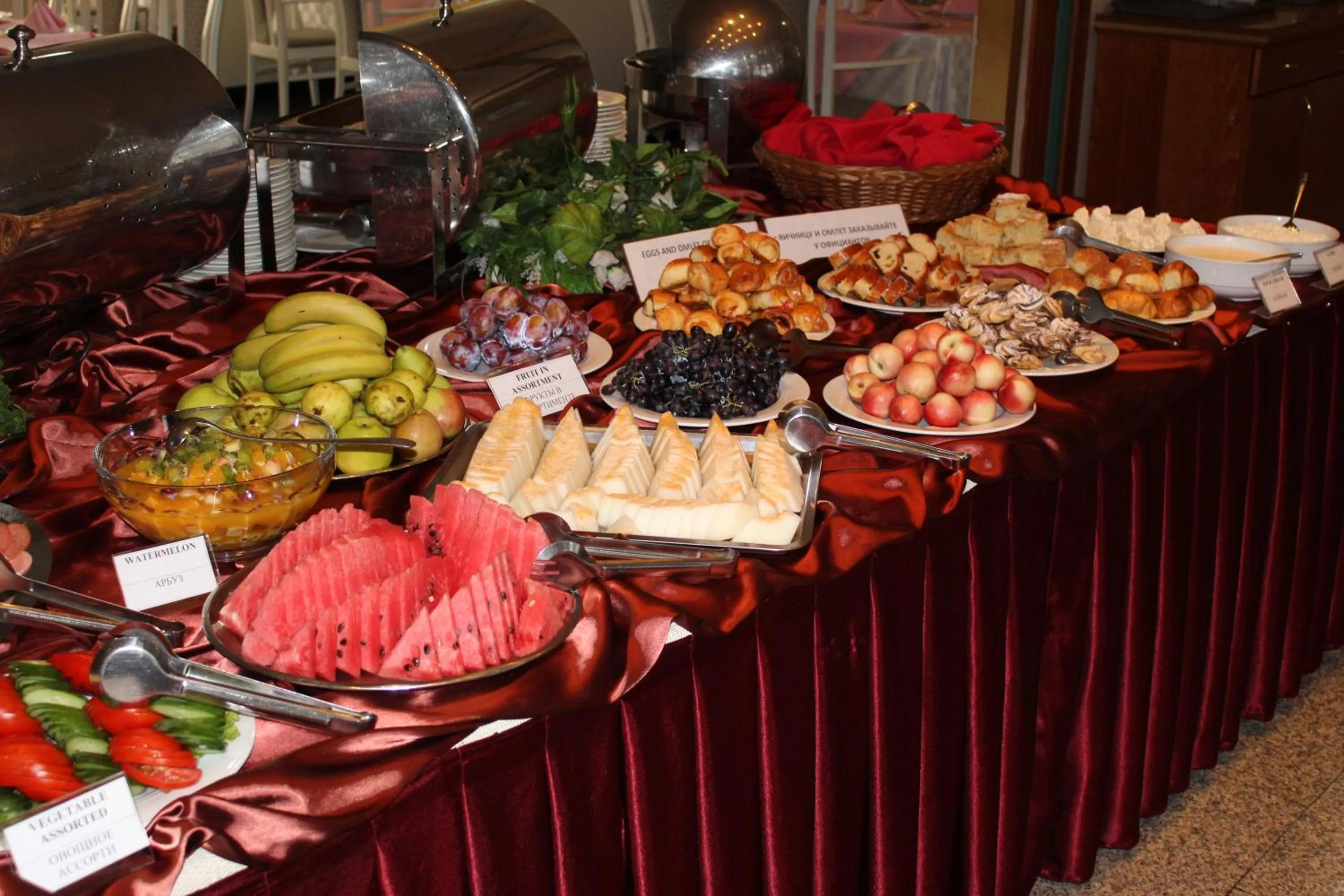 Buffet breakfast in Shodlik Palace