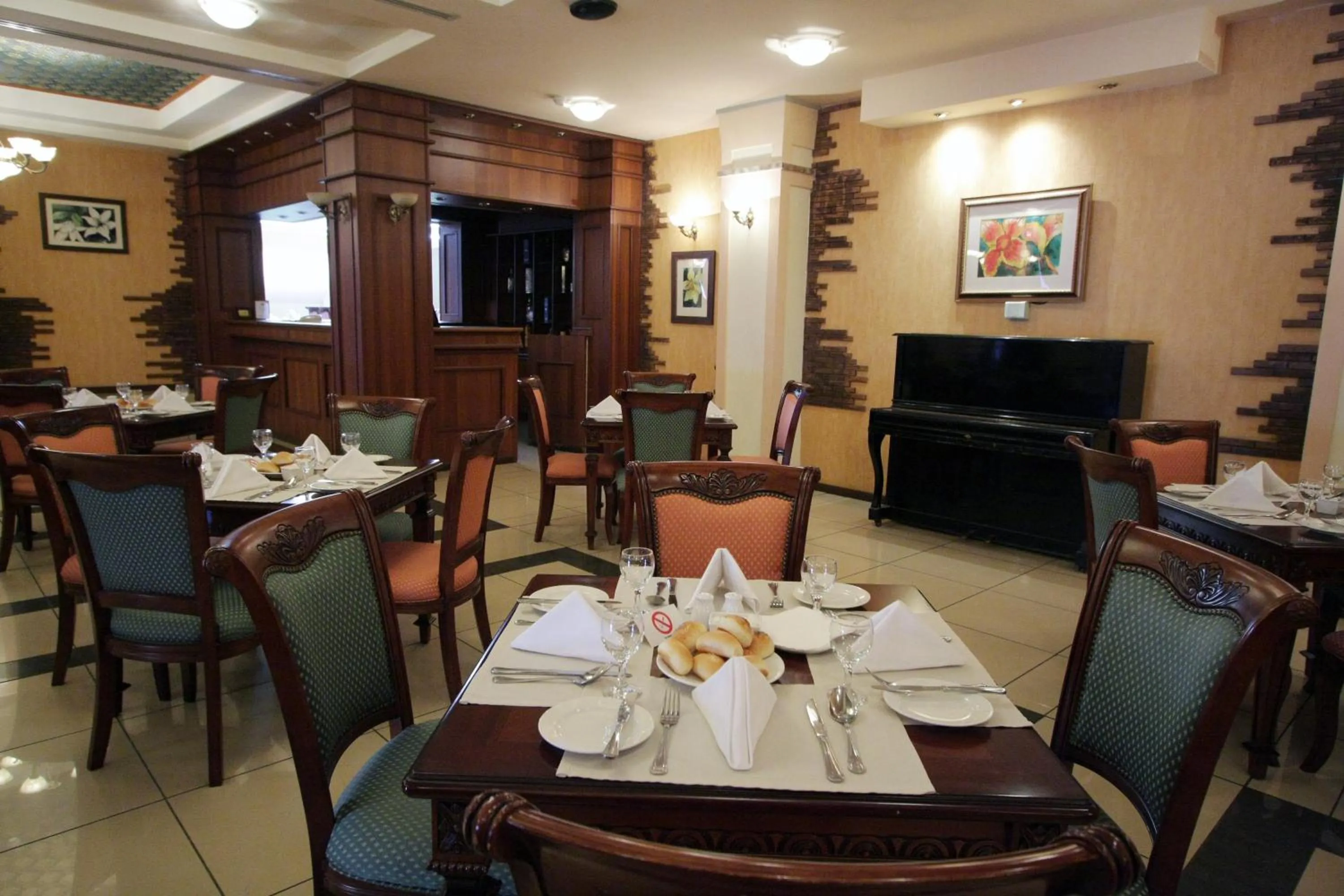Restaurant/places to eat in Le Grande Plaza Hotel